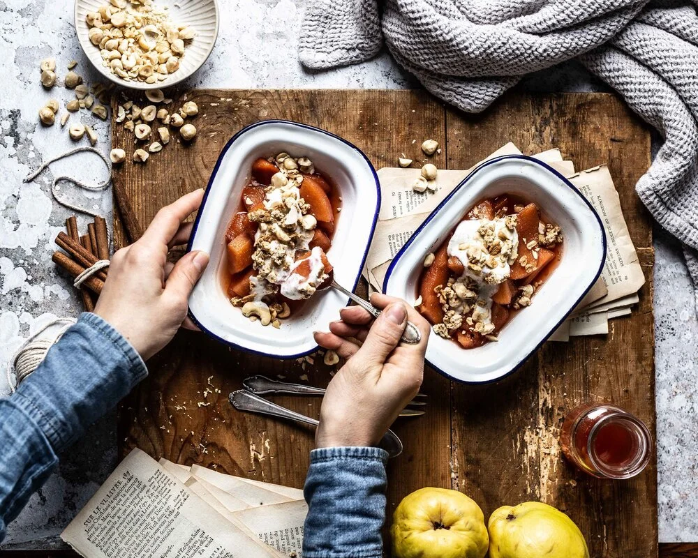 Ofenquitten mit Zitronenjoghurt und Nuss Crunch