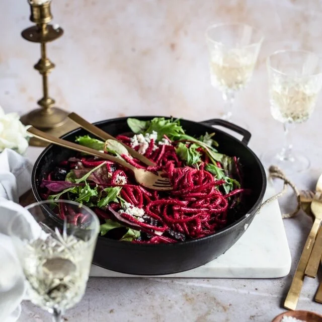 Vegetarische Rote Bete Pasta mit Rucola und Feta