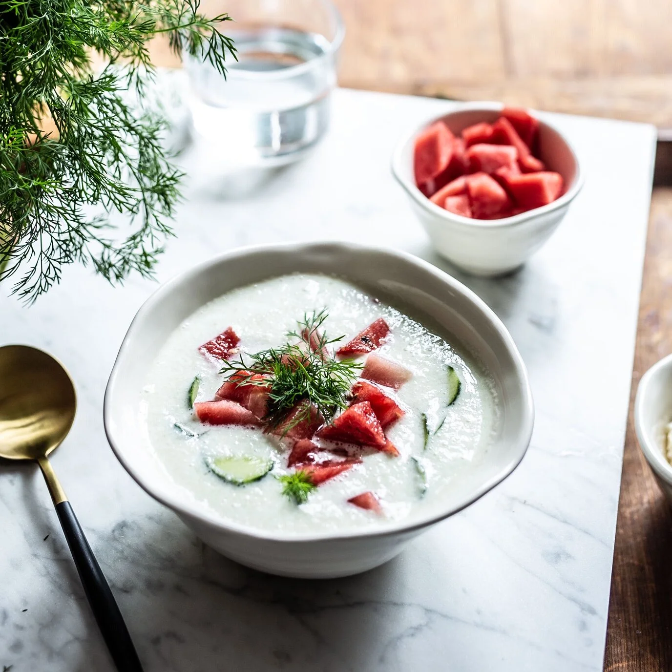 Gurkenkaltschale mit Buttermilch und Wassermelonen