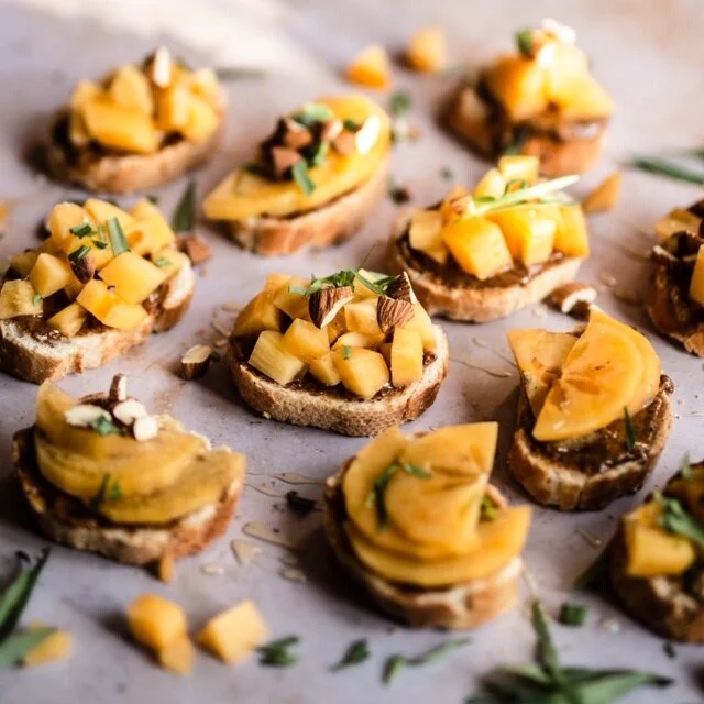 Fruchtiges Kaki Brot mit Mandelmus und Estragon