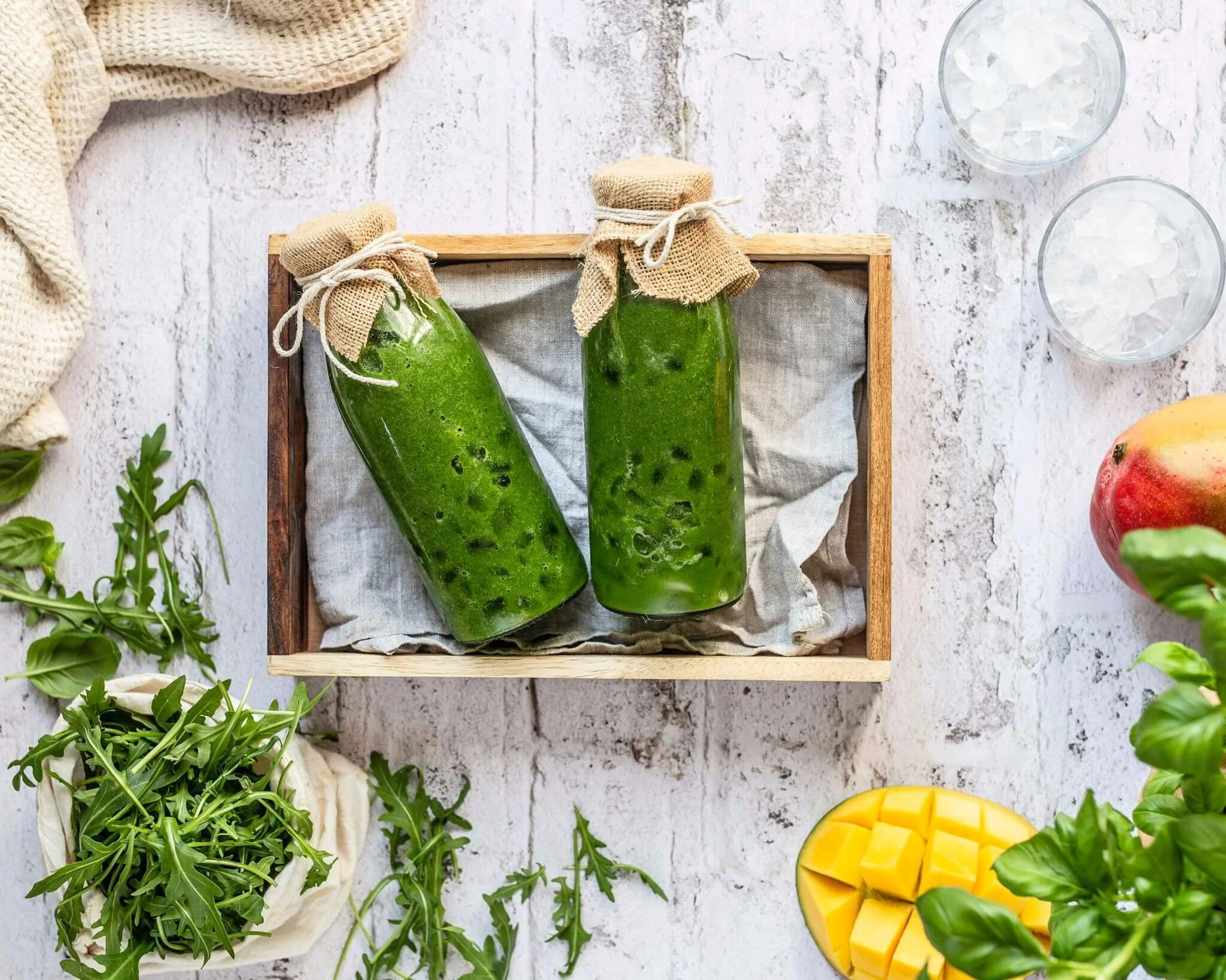 Grüner Smoothie mit Mango und Rucola