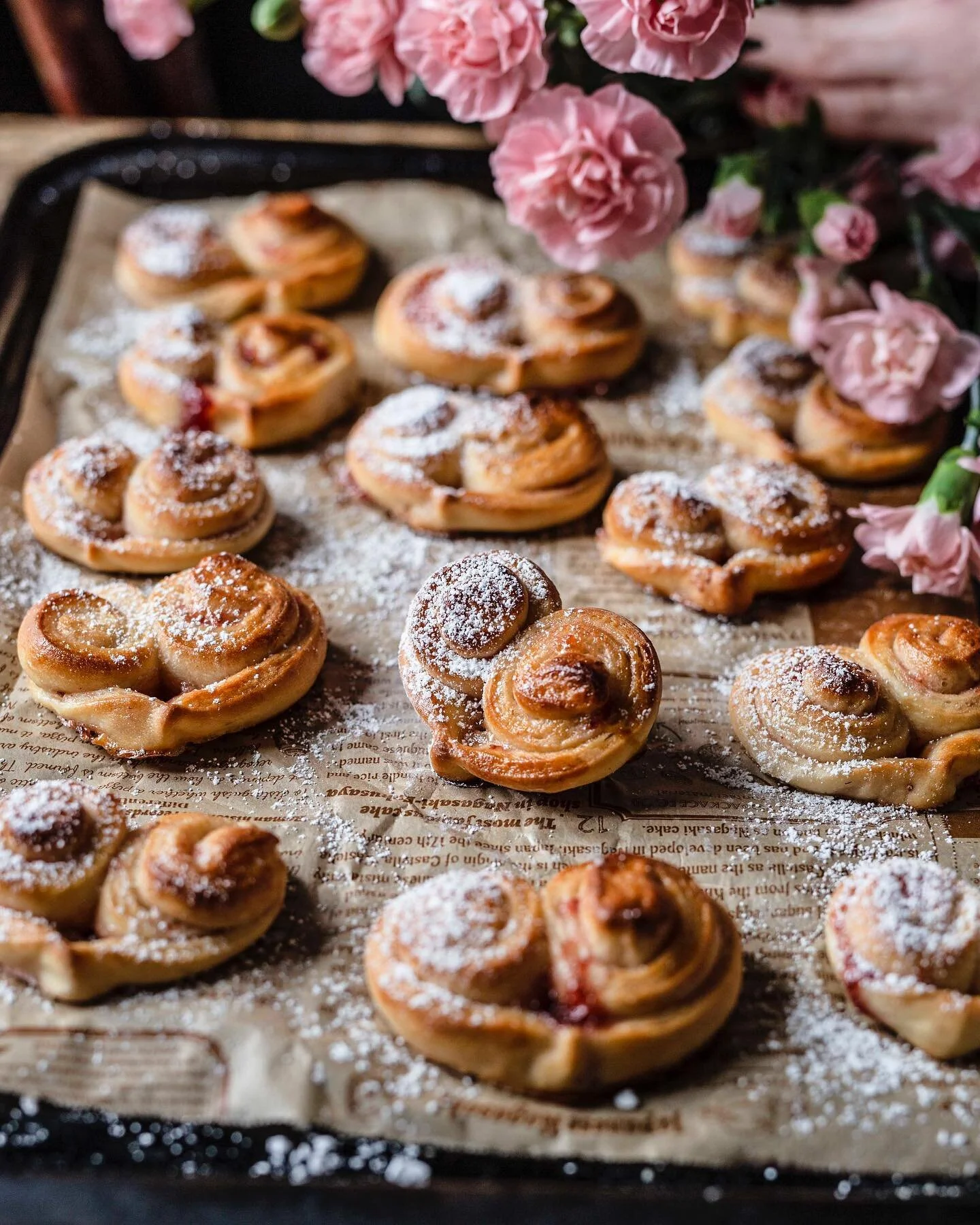 S&Uuml;SSE HEFEHERZEN mit MARMELADE 💜🌸 (🇬🇧👇) Da Hefeteig immer etwas Zeit braucht, backen wir ihn ganz besonders gerne am Wochenende. Heute haben wir euch unsere s&uuml;&szlig;en kleinen Hefeherzen mitgebracht. Die k&ouml;nnt ihr ganz einfach mi