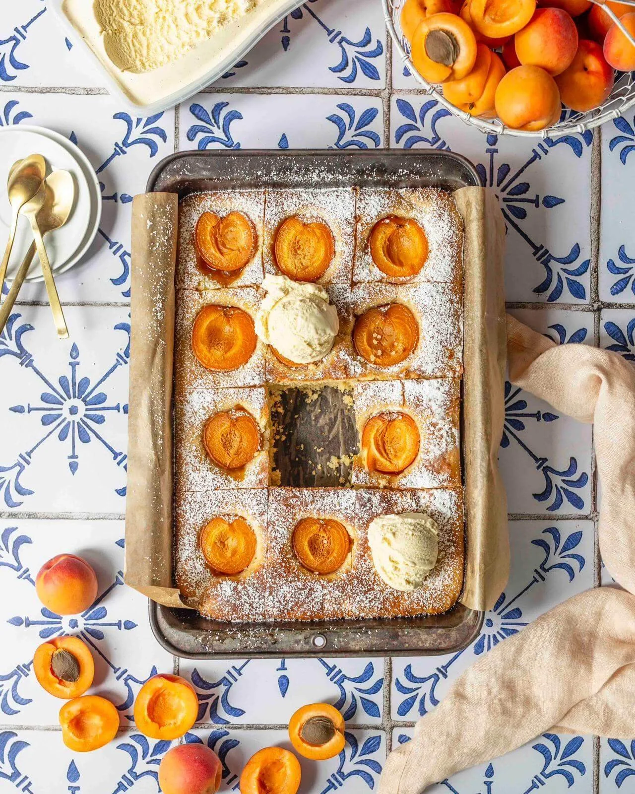 Spanischer Aprikosenkuchen vom Blech - Süßes Hefe Gebäck