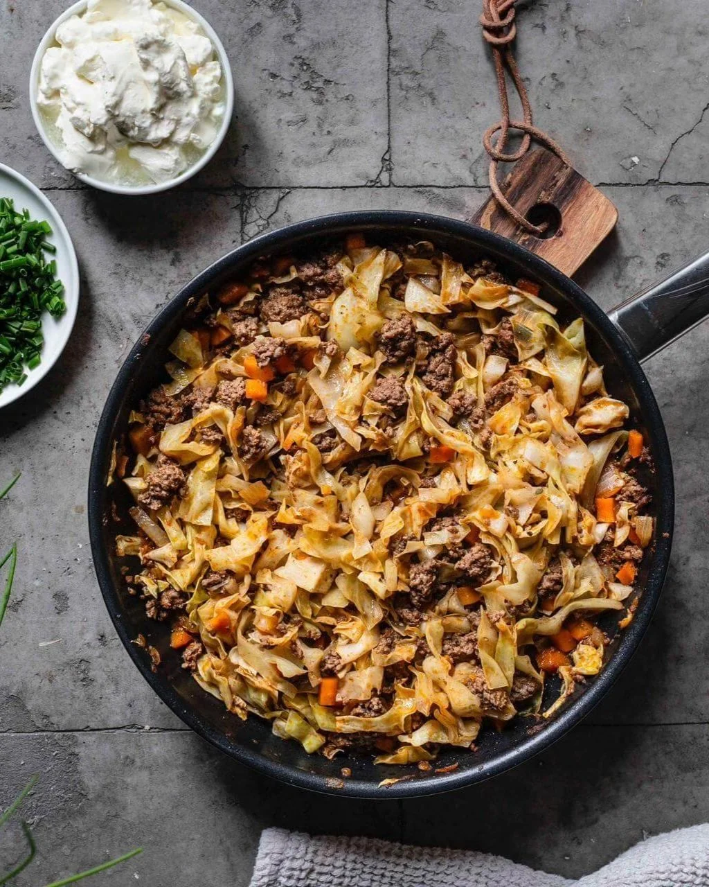 Spitzkohlpfanne mit Hackfleisch