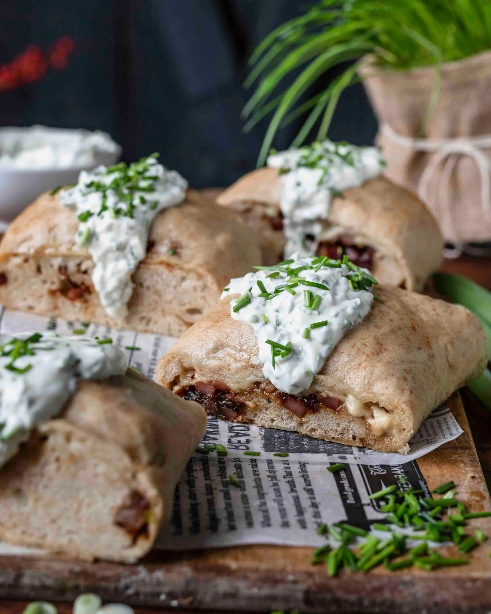 Handbrot mit Käse und Schinken