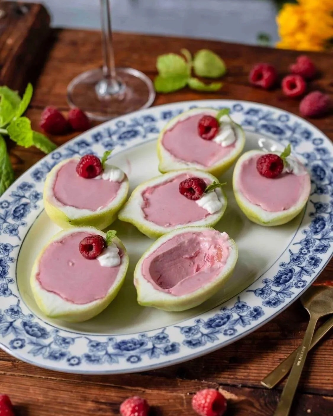Lemon Posset - Einfache Himbeercreme in Zitronenhälften