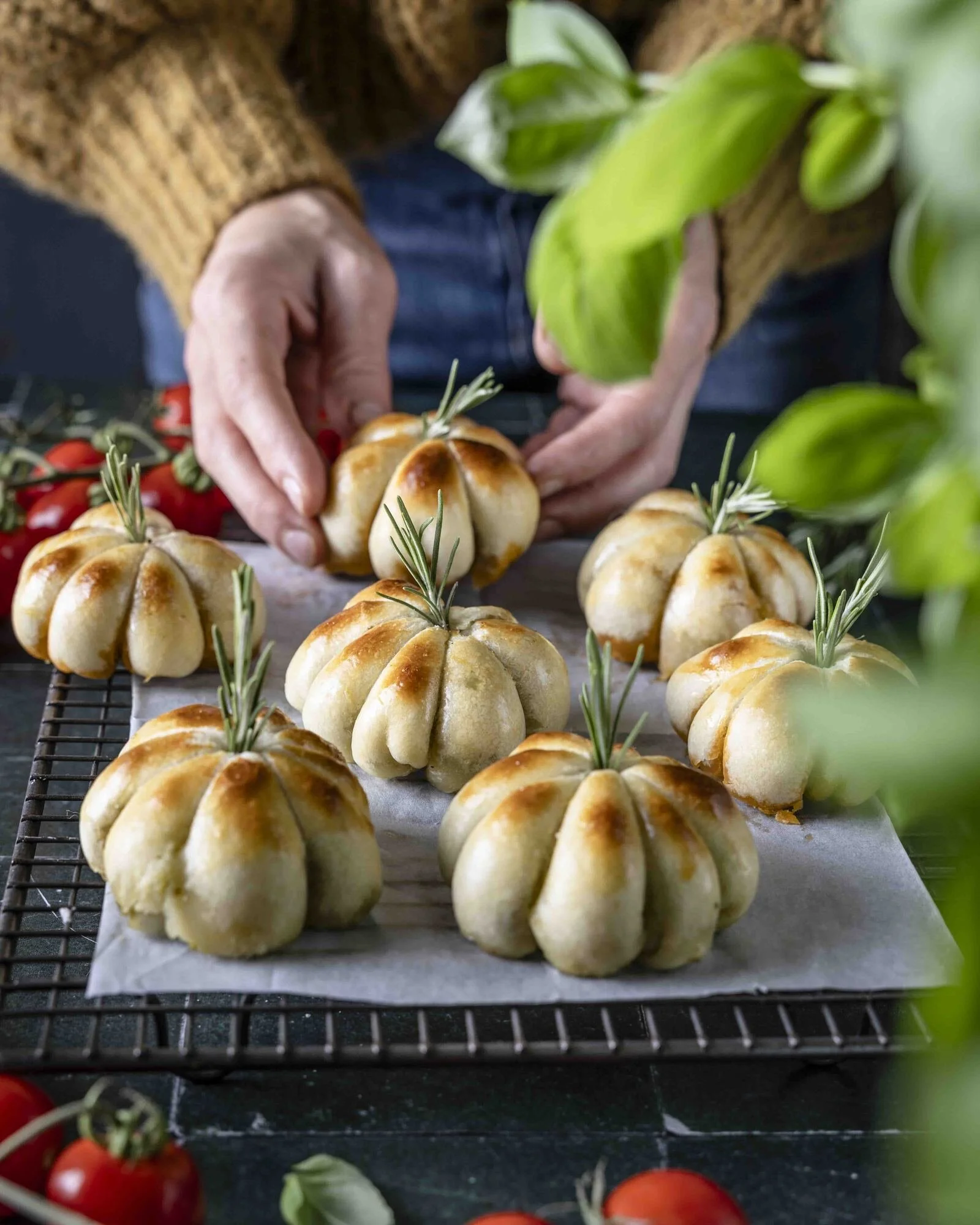 Pizzabrötchen in Kürbisform – Halloween-Fingerfood