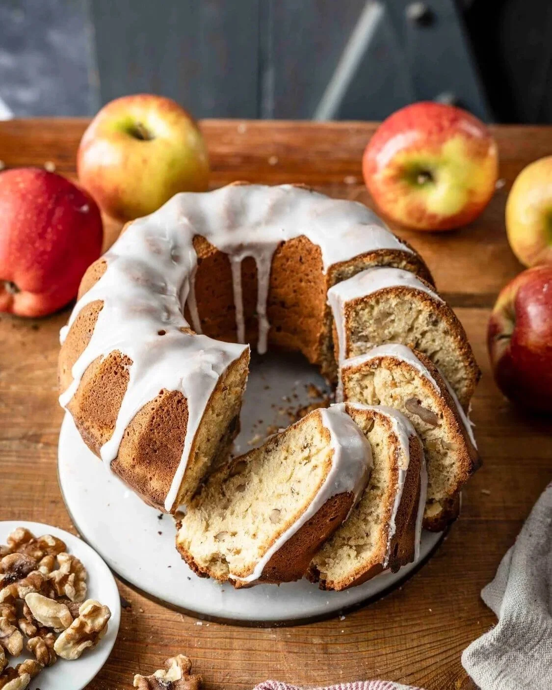 Saftiger Apfel-Walnuss-Gugelhupf mit Dinkelmehl