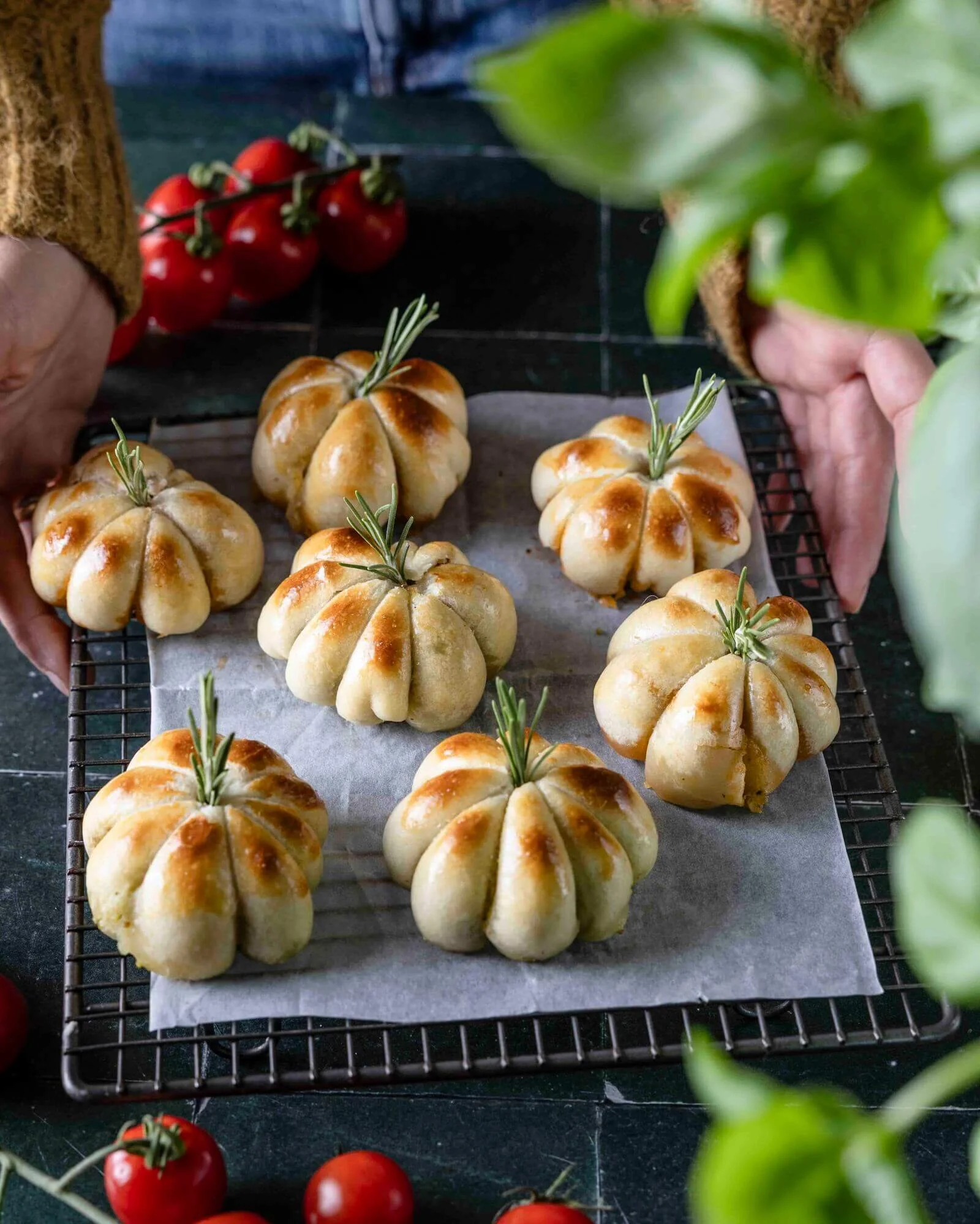 Pizzabrötchen Kürbisform