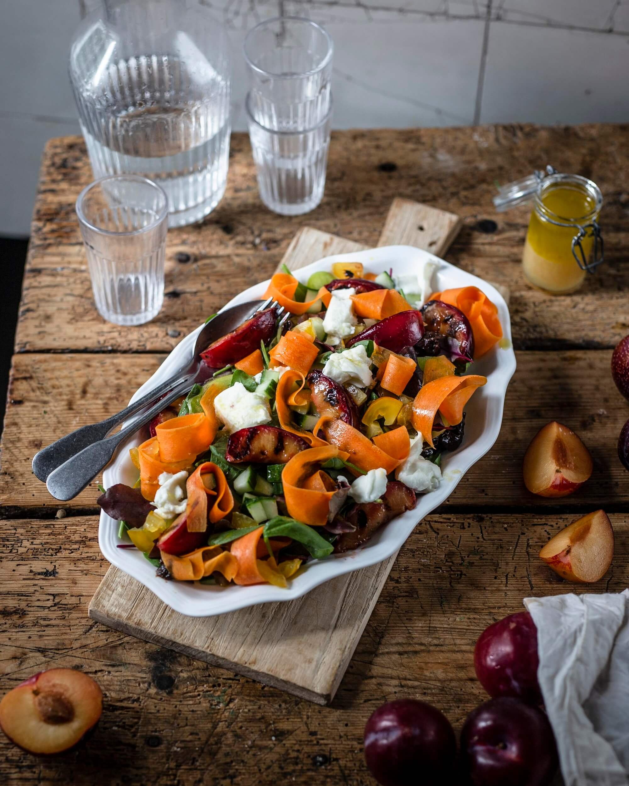 Sommersalat zum Grillen mit Pflaumen und Büffelmozzarella - Klara &amp; Ida