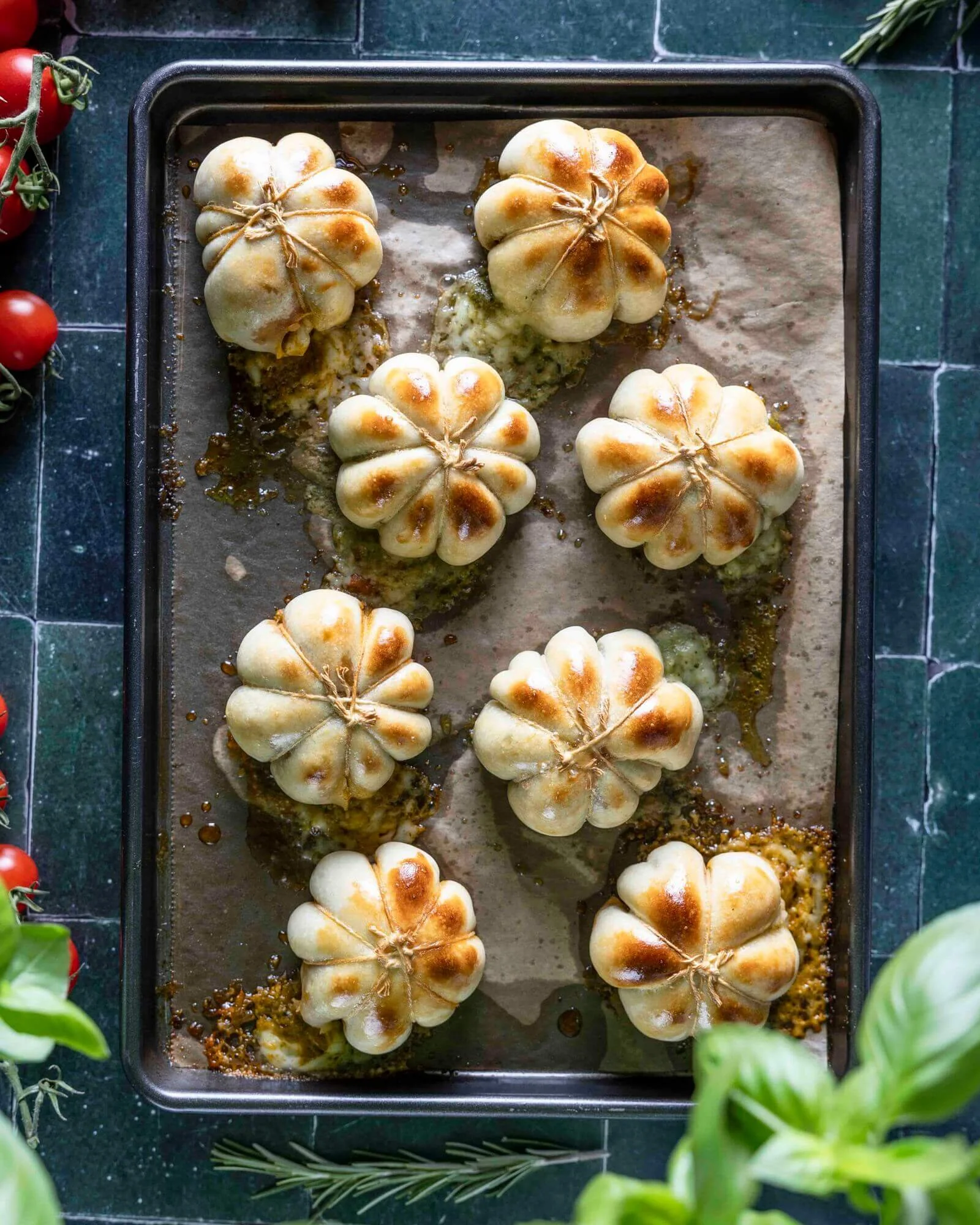 Pizzabrötchen Kürbisform