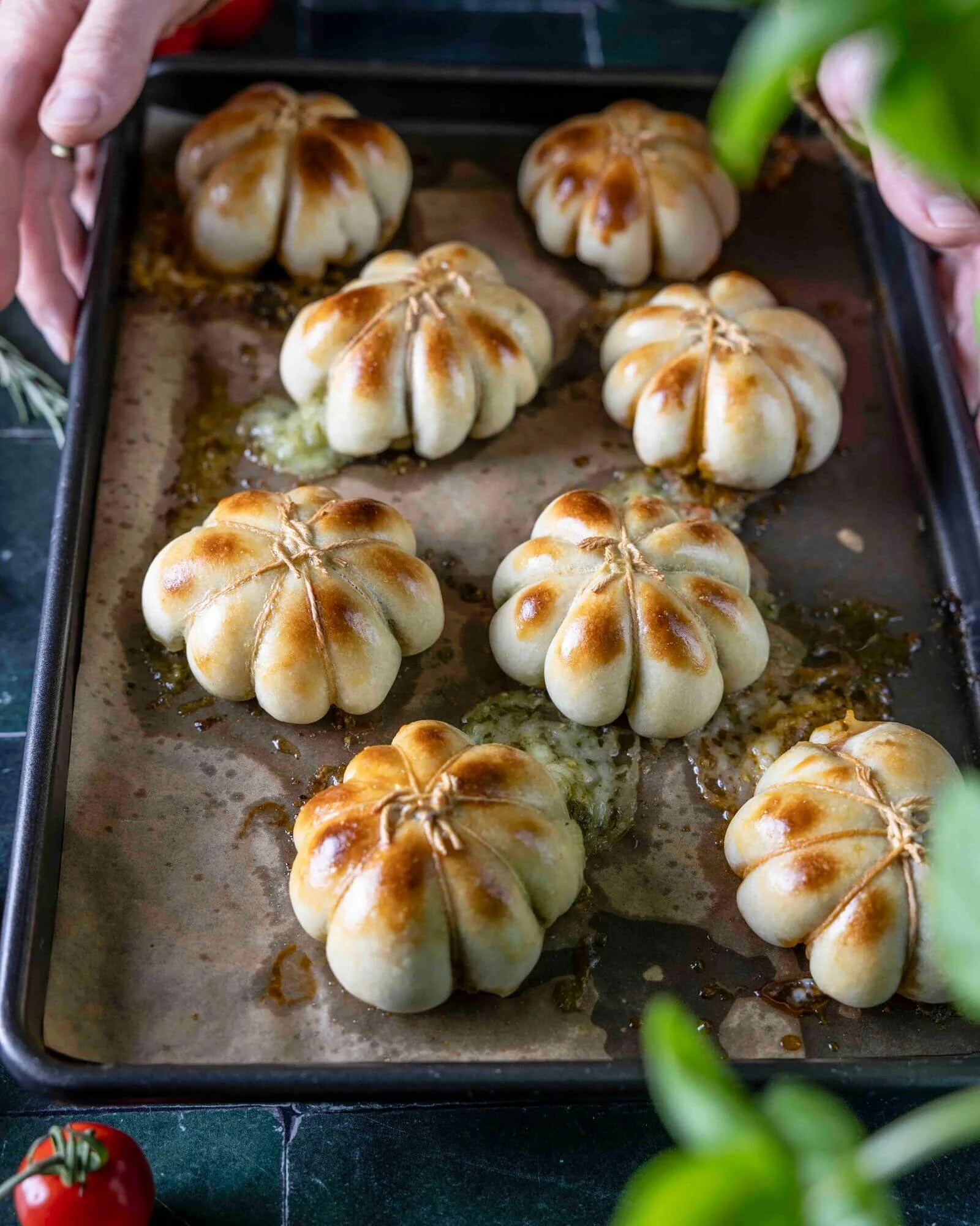 Pizzabrötchen Kürbisform