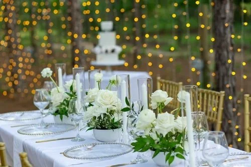 White floral table setting at outdoor wedding reception near Brooksville Florida