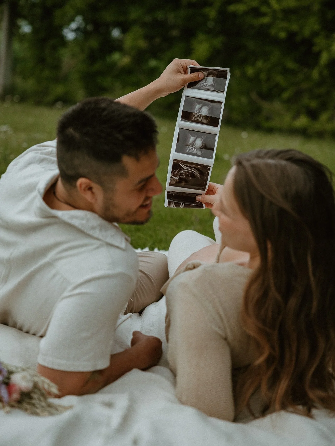 Tijdens een fotoshoot zijn we niet bezig met de foto zelf. 

Het gaat om het moment. Het gesprek tussen jou en je partner, tussen jou en het leven dat groeit. 

Het is geen sessie die van pose naar pose gaat. 

Het is even een pauze in de tijd. Waari