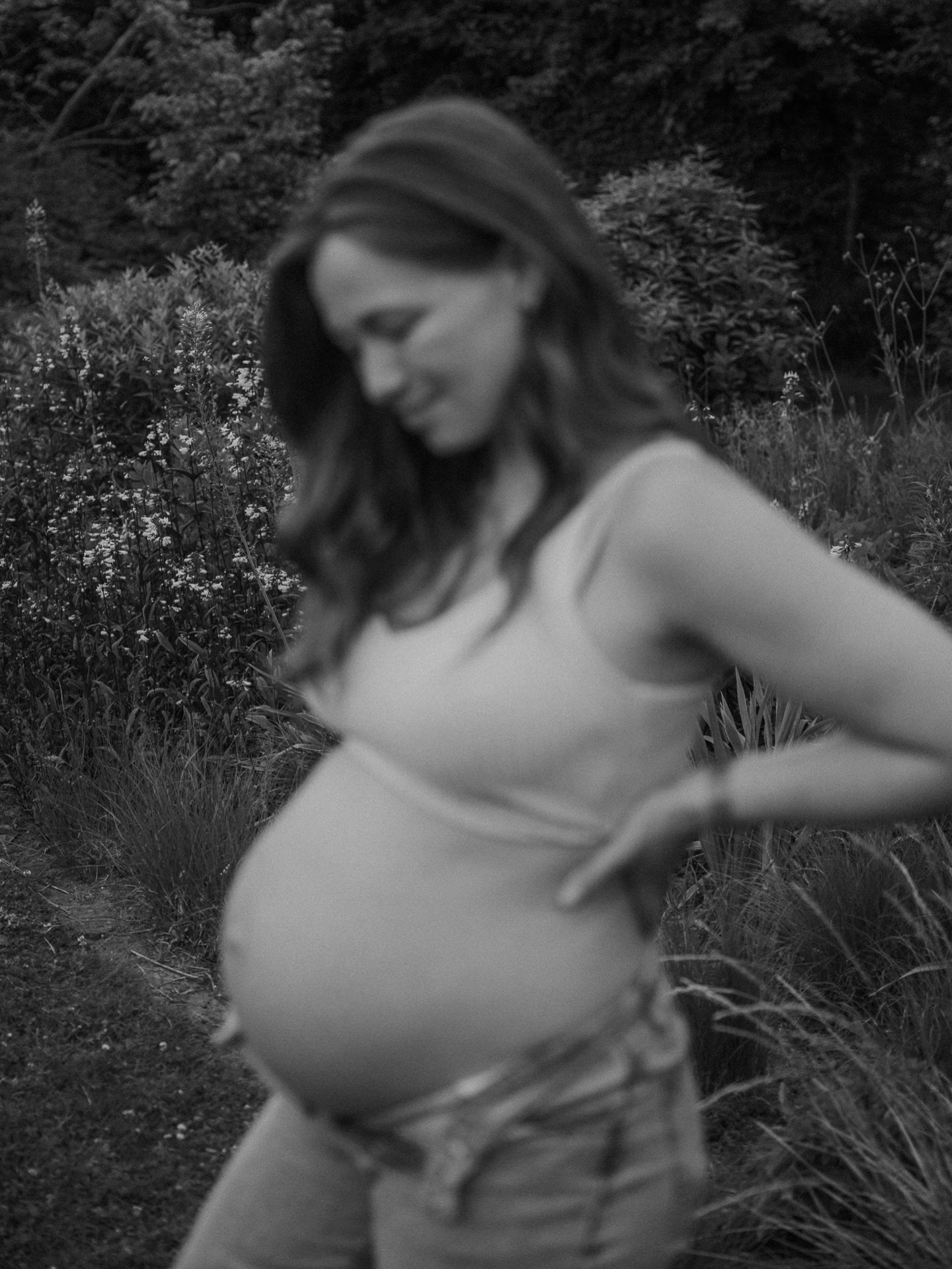 Je hoeft bij mij niet iets te kunnen
Niet te weten waar je handen moeten
Niet te weten hoe je moet kijken
Niet te weten hoe het hoort

Je hoeft niet te ontspannen
Of te lachen
Je hoeft niet iets te laten zien wat er niet is

Ik begin bij kijken, voel