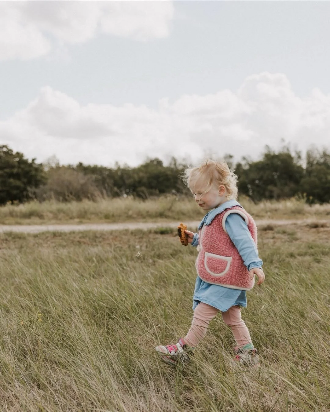 Het gaat niet om perfecte gezinsfoto&rsquo;s.
Het gaat om deze fase.

Hoe klein ze nog zijn.
De kleine gewoontes.
Hoe jullie nu samen zijn.

Deze fases veranderen zonder dat je het merkt.
Tot je terugkijkt.