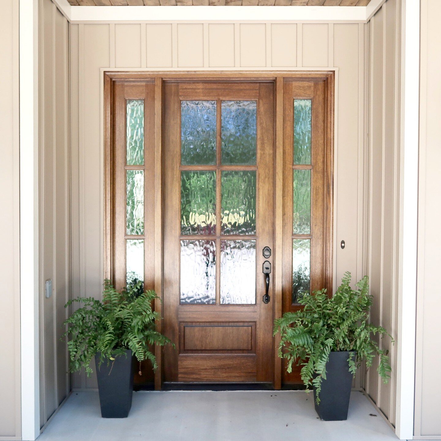 Traditional wood entry door by Simpson Doors. Find the perfect front door for your home! 

*
*
*
#simpsondoor #simpsondoors #windowanddoors #doors #entrydoor #exteriordoors #exteriordesign #traditionaldesign #homerenovation #homeremodel #traditionala