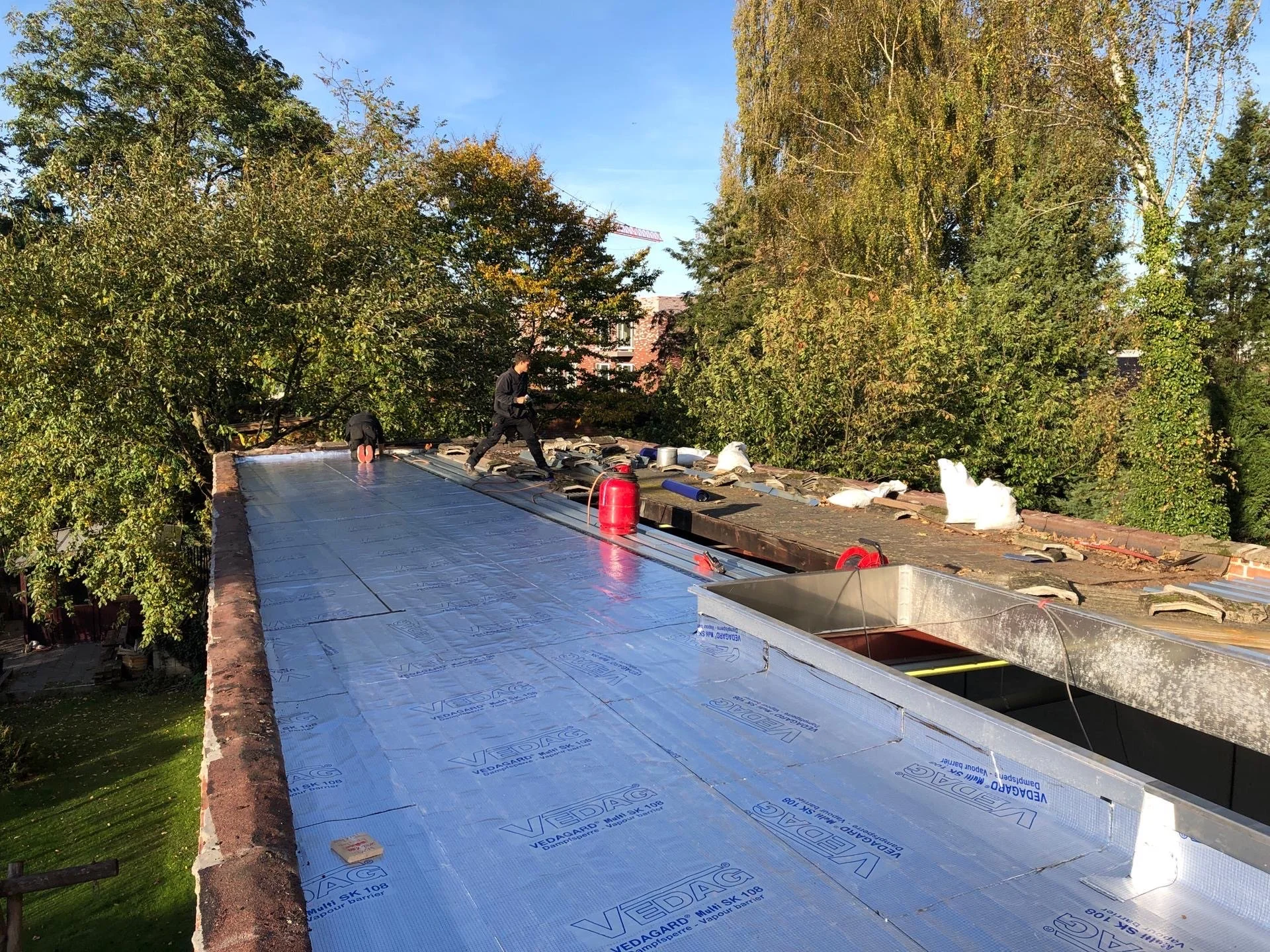 Installeren van een dak met isolatiemateriaal in Geel.
