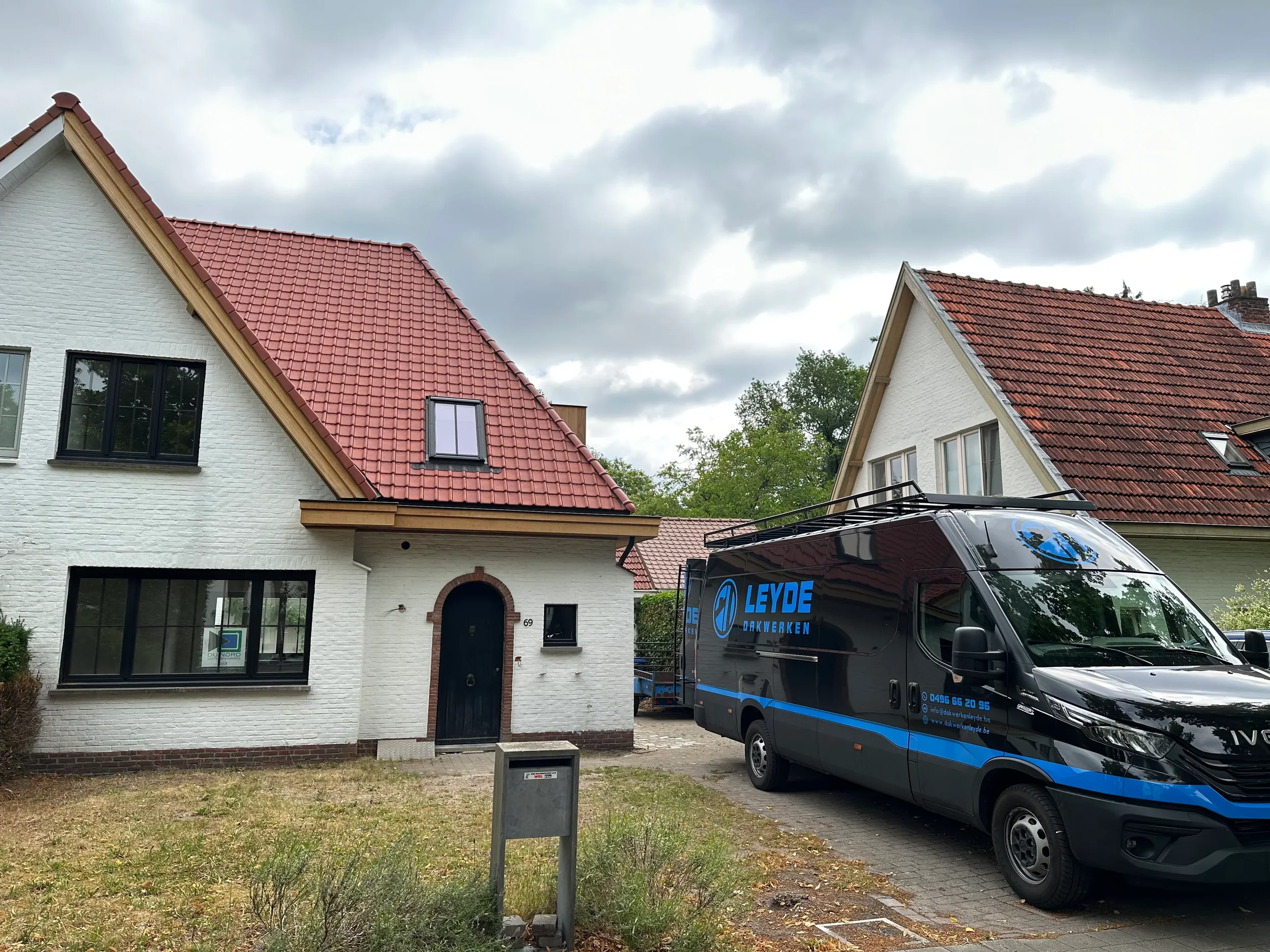 dakwerkersbedrijf voor hellend dak te laten plaatsen in geel