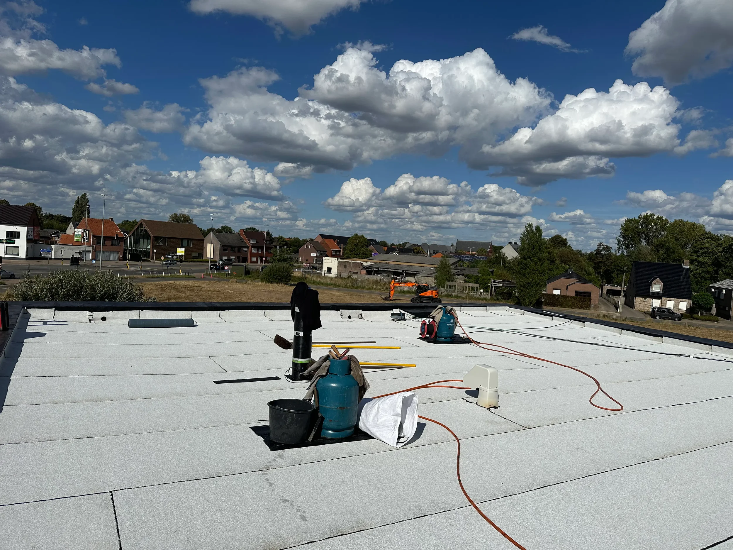 plat dak laten herstellen in geel