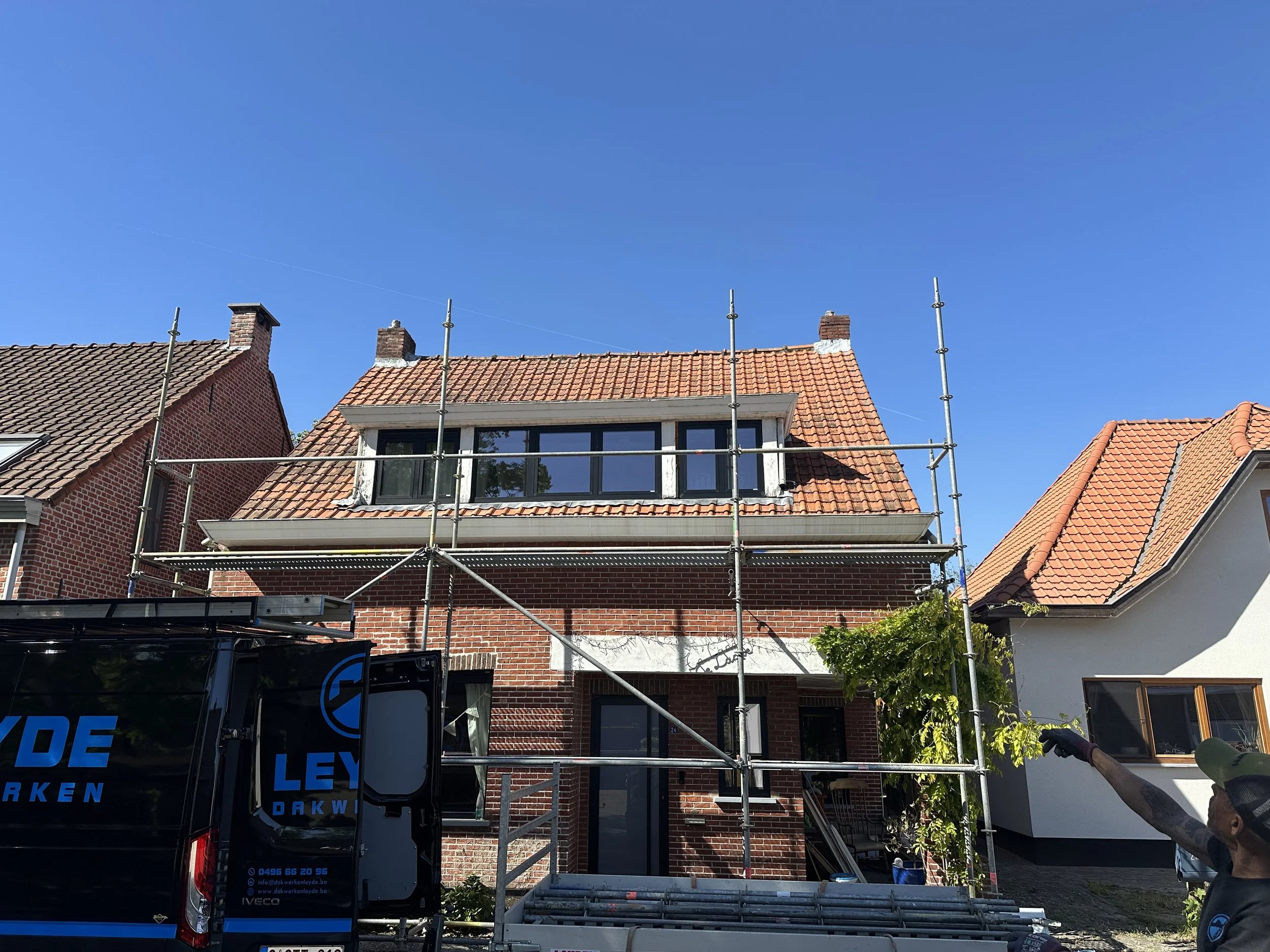 Dakwerker aan het werk van Dakwerken Leyde aan een woning in Geel.