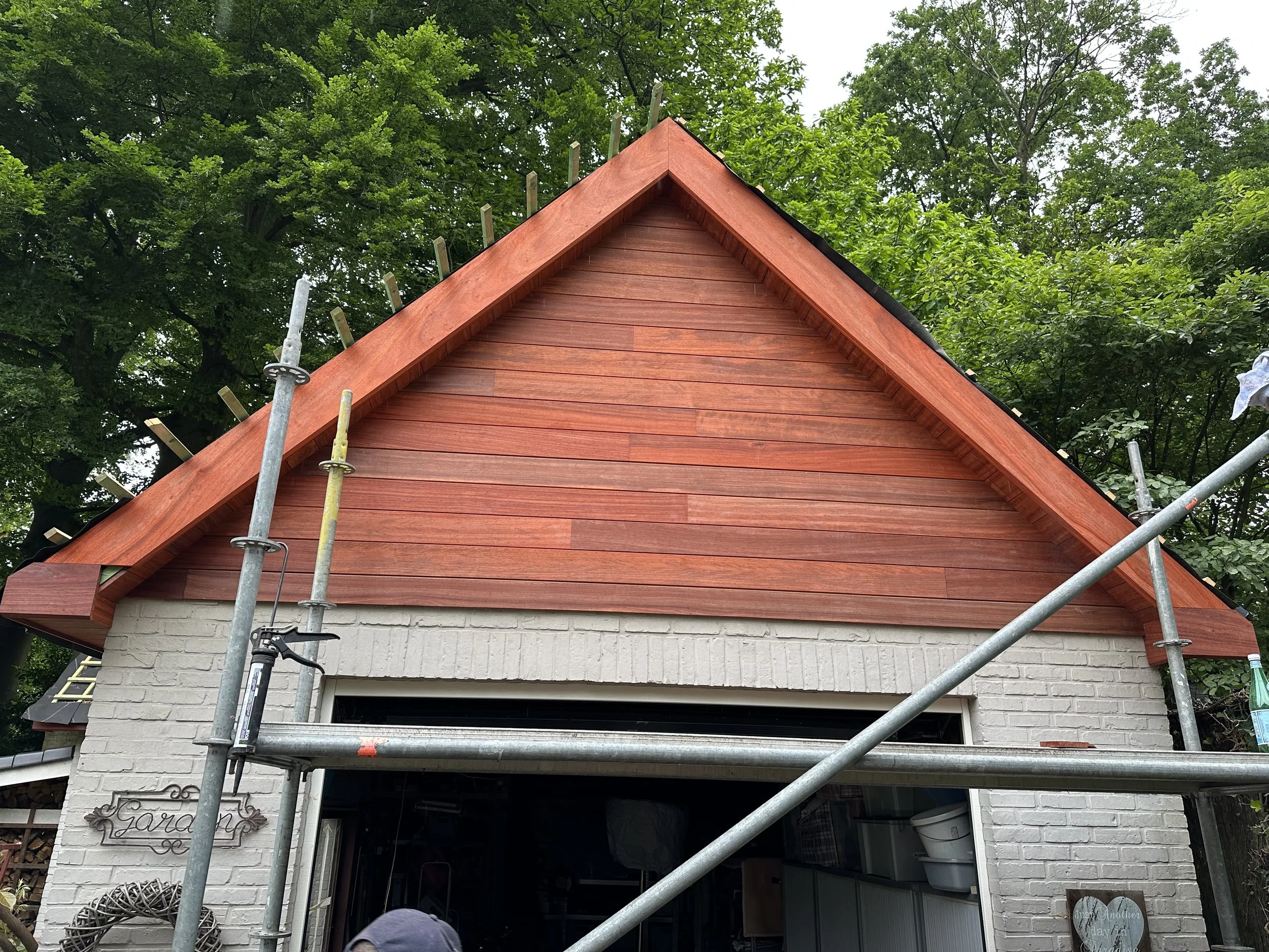 Een dakrenovatie van een garage in Geel.