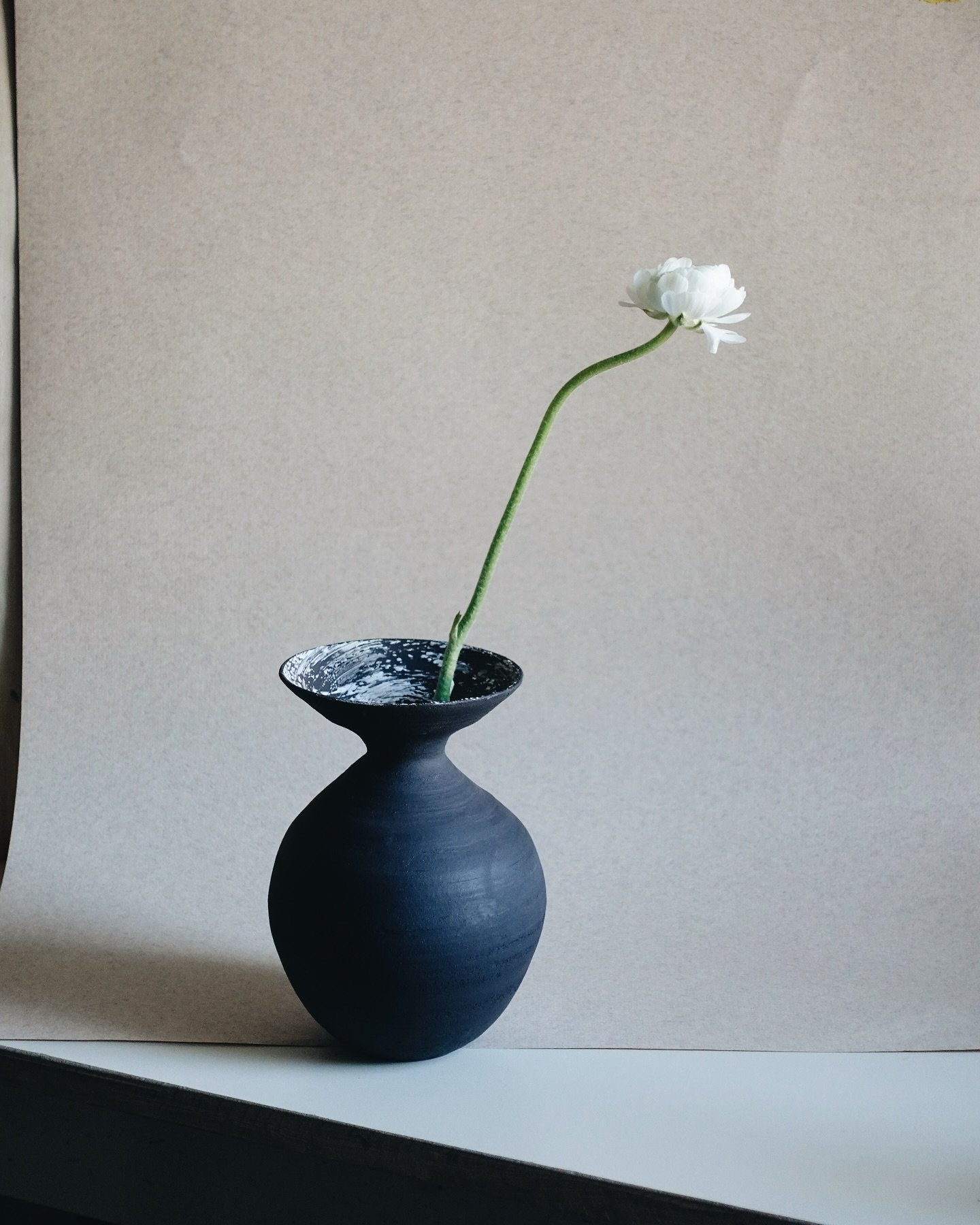 Sold ⚫️

#pottery #handmadeceramics #ceramics #harrogate #contemporaryceramics #hakeme #ceramicstudio #stonewareceramics #japanesepotter #陶芸 #陶芸家 #陶芸作家 #うつわ #うつわ好き #うつわのある暮らし #陶器 #イギリス暮らし #イギリス生活 #erenarmitage #yorkshire #いけばな #interiordesign #interi