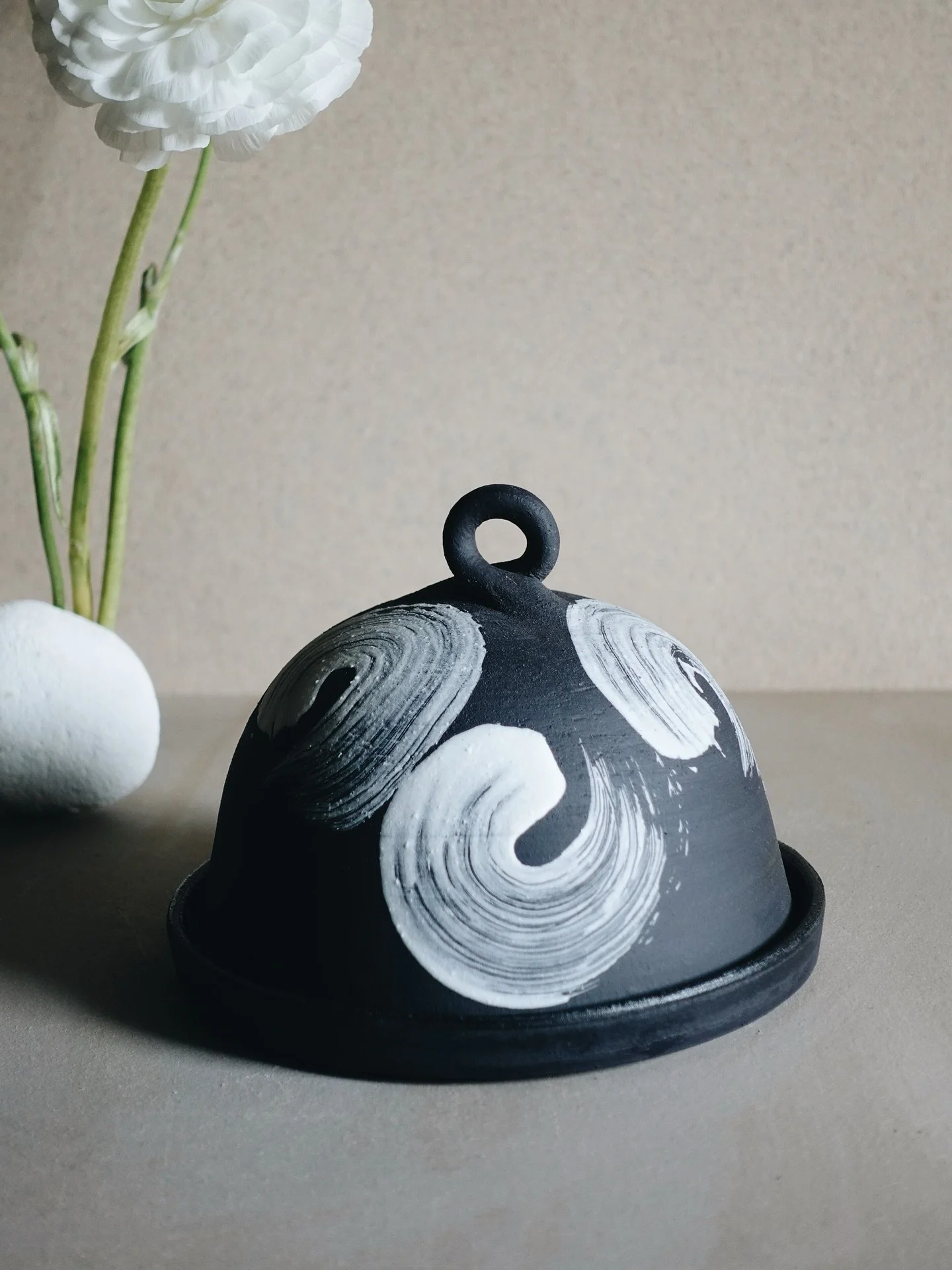 The new YouTube video &lsquo;Making a Hakeme Butter Dish&rsquo; is out now 🧈
I share the full process of creating it with black clay and the Hakeme technique.

#pottery #handmadeceramics #ceramics #collectableart #collectables #designmiami #artbasel