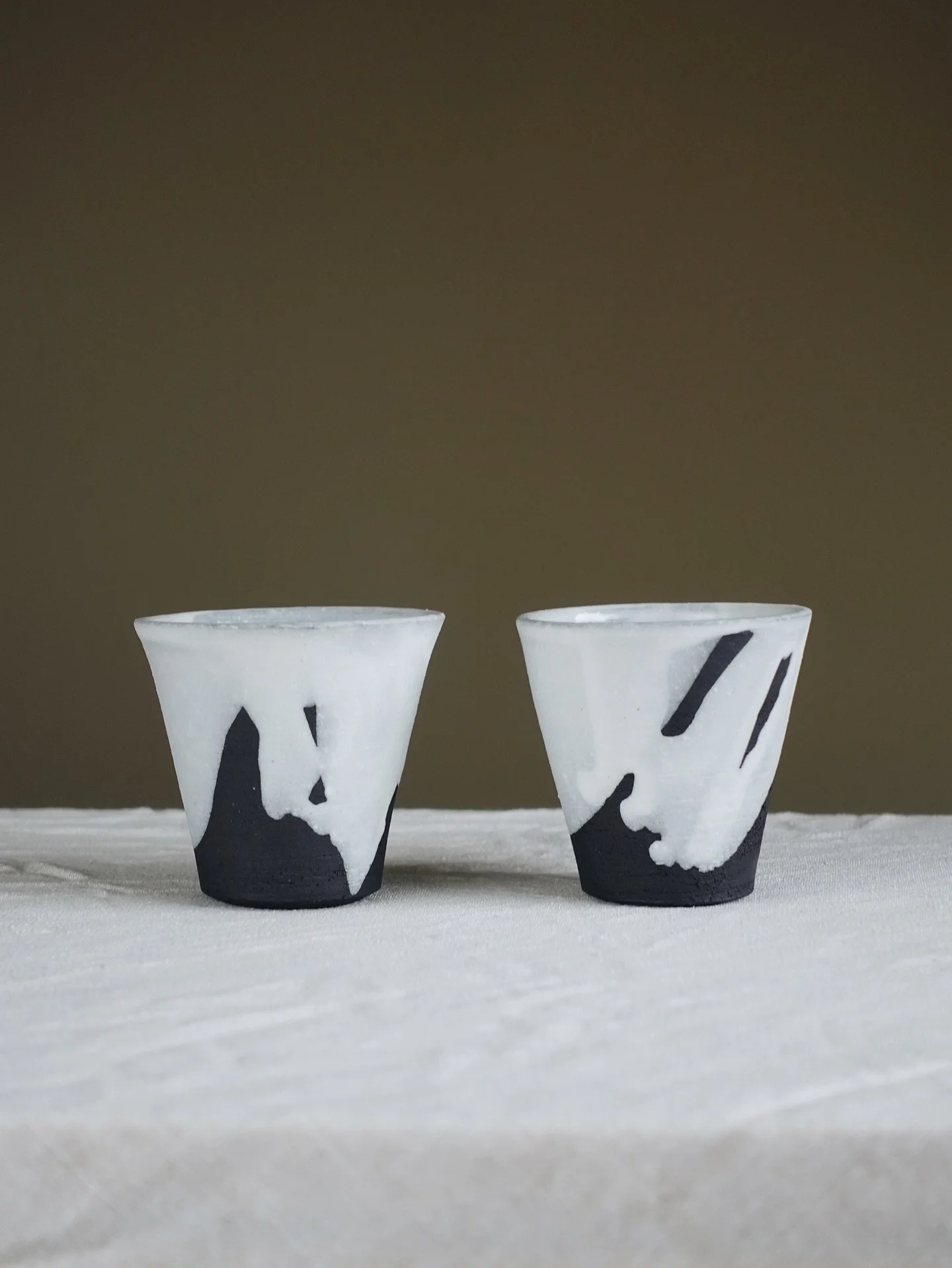 New Kohiki &amp; Hakeme cups. 

#pottery #handmadeceramics #ceramics #collectableart #collectables #designmiami #artbasel #ceramicstudio #stonewareceramics #japanesepotter #陶芸 #陶芸家 #陶芸作家 #うつわ #陶器 #ceramicart #contemporaryceramics #erenarmitage #creme