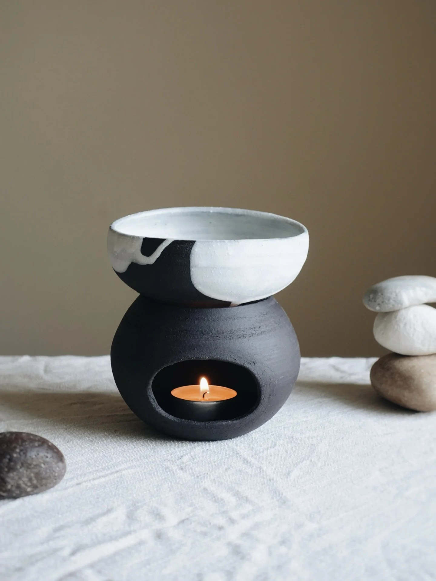 Pebble oil burner, new in. 

#pottery #handmadeceramics #ceramics #collectableart #collectables #designmiami #artbasel #ceramicstudio #stonewareceramics #japanesepotter #陶芸 #陶芸家 #陶芸作家 #うつわ #陶器 #ceramicart #contemporaryceramics #erenarmitage #cremergi