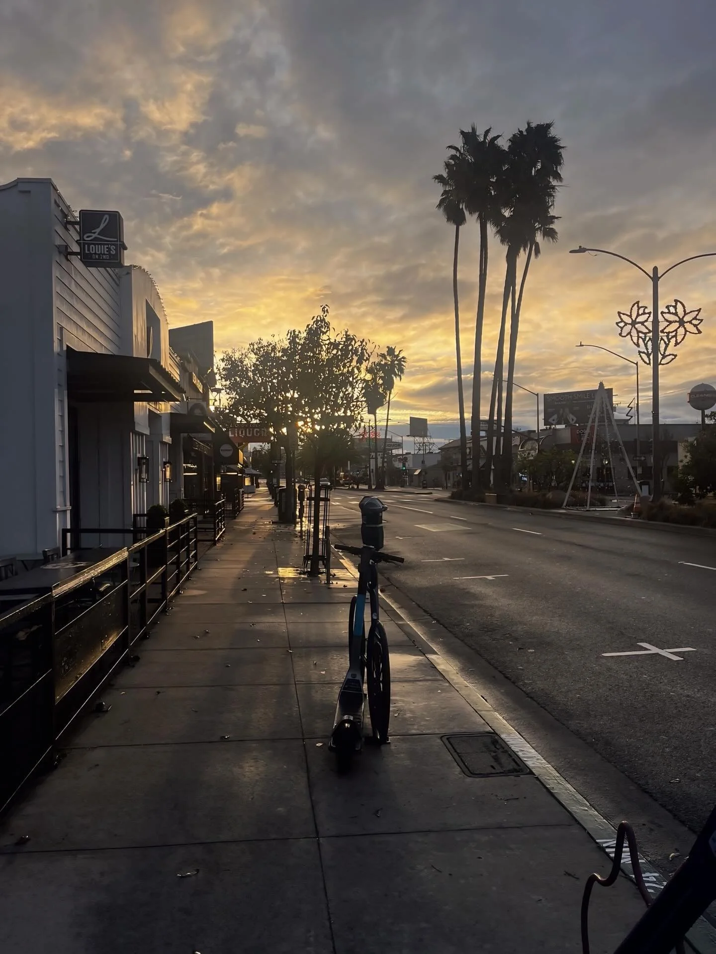 ✨ Quiet streets &amp; cozy vibes in Belmont Shore this morning &mdash; take a break from the rain and come explore the boutiques, cafes &amp; seaside charm of Second Street. 🌧️☕️ 

#BelmontShore #lbc #shorevibes