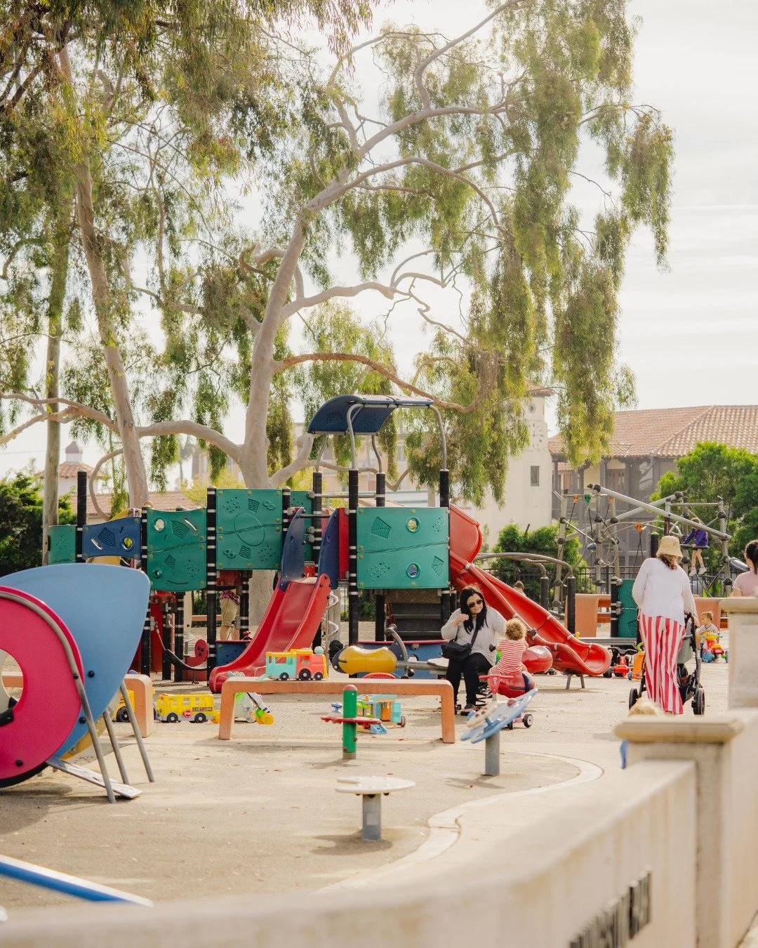 Looking for free things to do in Long Beach for little kids and toddlers? Livingston Park is the perfect spot for a day of laughter, play, and sunshine without spending a dime. Slides, swings, and open spaces let your little ones run, explore, and en