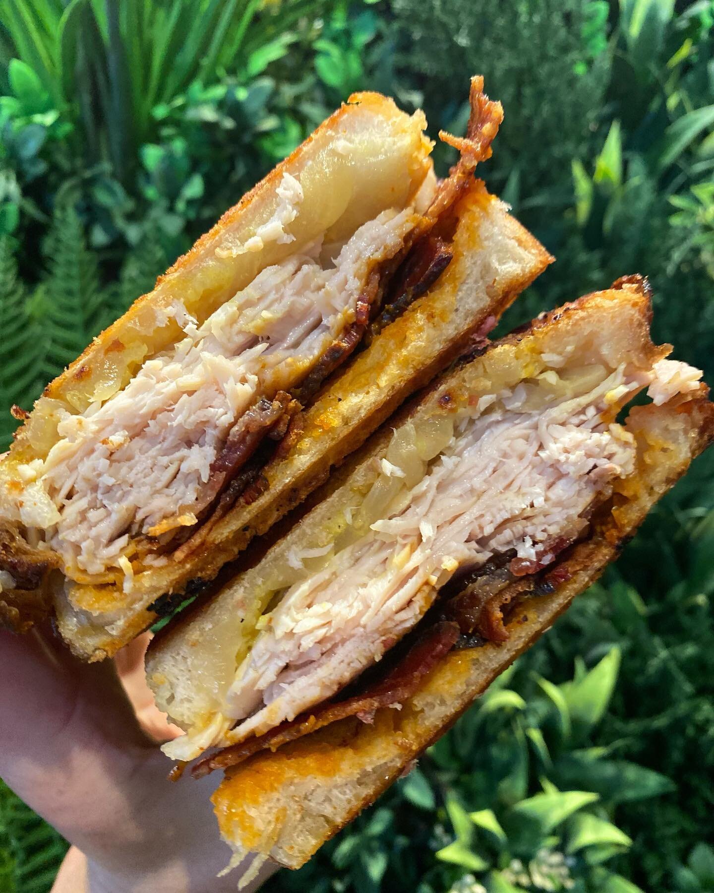 Twist my turkey and spank my bacon... The Turkey Twister is here 🌪️ with our house made BBQ 🤤
👉🏼Another new addition to our lunch menu served Tuesday - Sunday until 4pm. 

🌪️ turkey, bacon, caramelized onions, yellow mustard, house BBQ sauce, sw