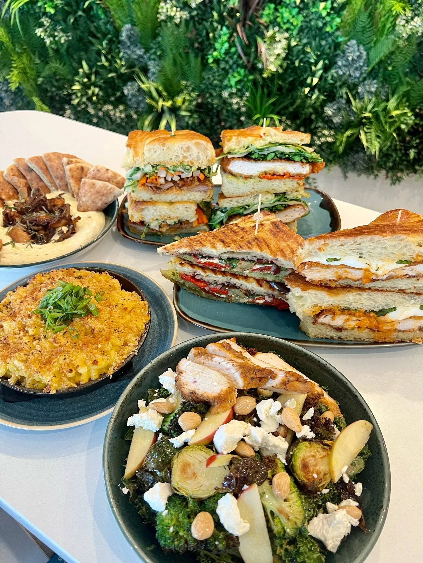 Guess what pairs best with Wednesday night Jeopardy? Our brand new dinner menu! 

🍽️ Fall Salad: shredded kale, roasted broccoli and brussels sprouts, honeycrisp apple, blackened chicken, goat cheese, marcona almonds, roasted balsamic vinaigrette

?
