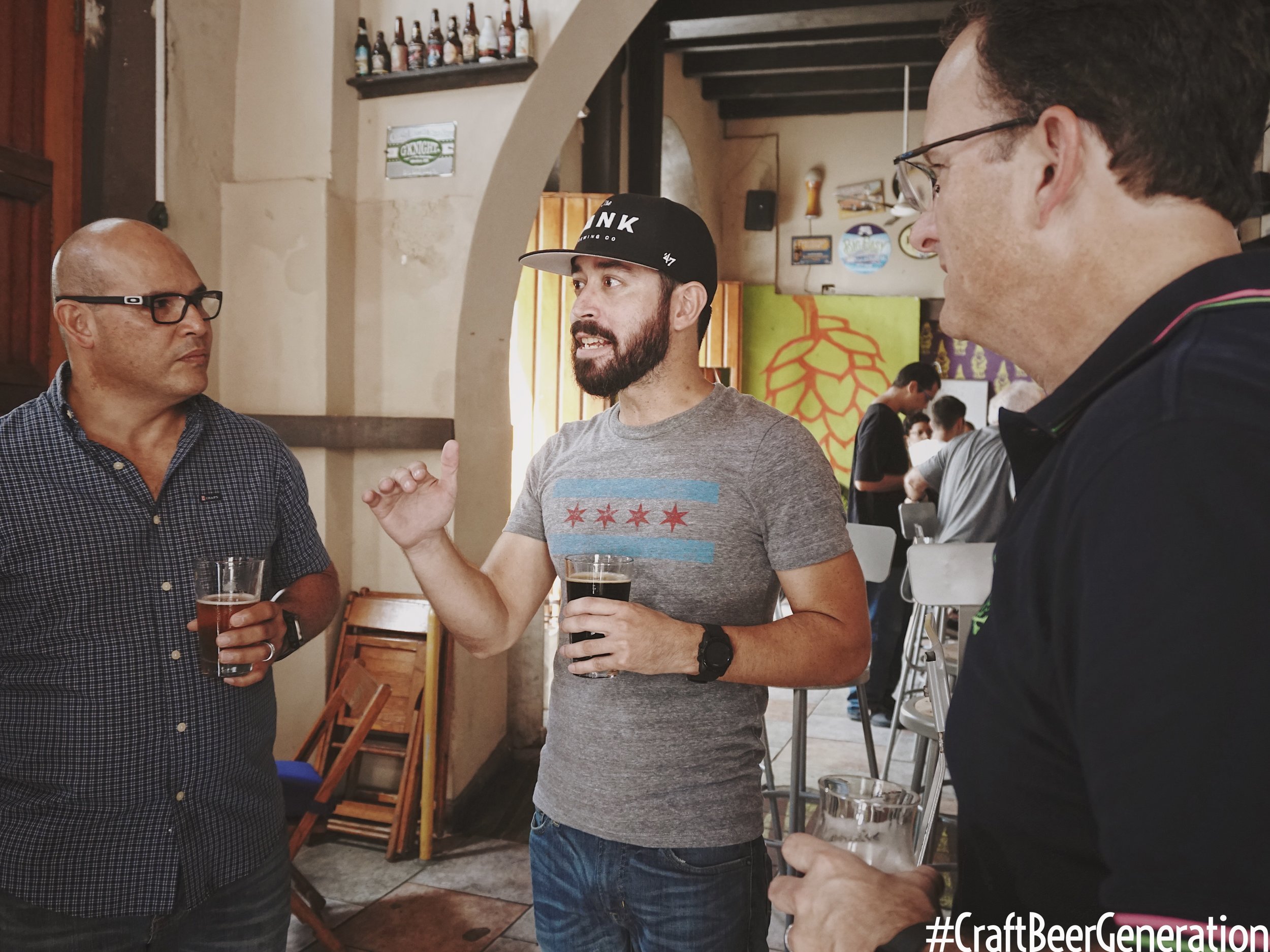 De izquierda a derecha: Humberto Díaz, Key Account Support de Ballester Hermanos, Gustavo Franceschini de Craft Beer Generation y Alejandro Ballester, Presidente de Ballester Hermanos.