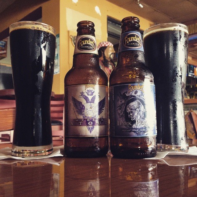 Founders Imperial Stout y Dark Penance Black IPA vía @lmv30 en Instagram