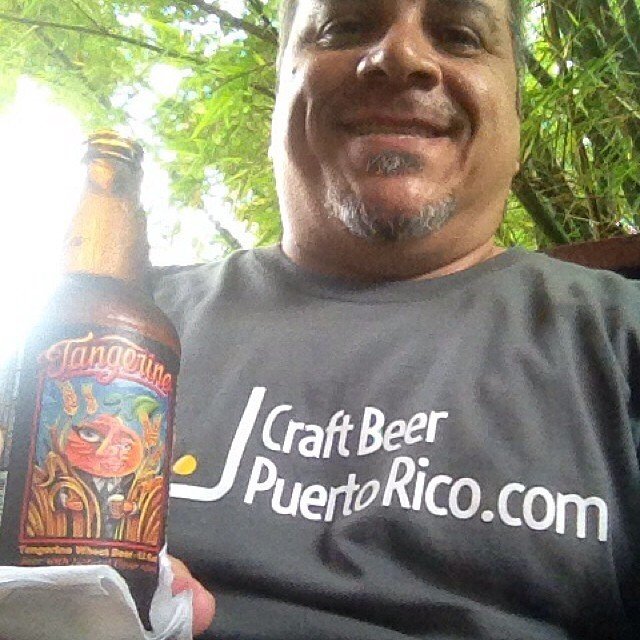@zeugly_elfeo con su camisa de Craft Beer PR y una Tangerine de Lost Coast