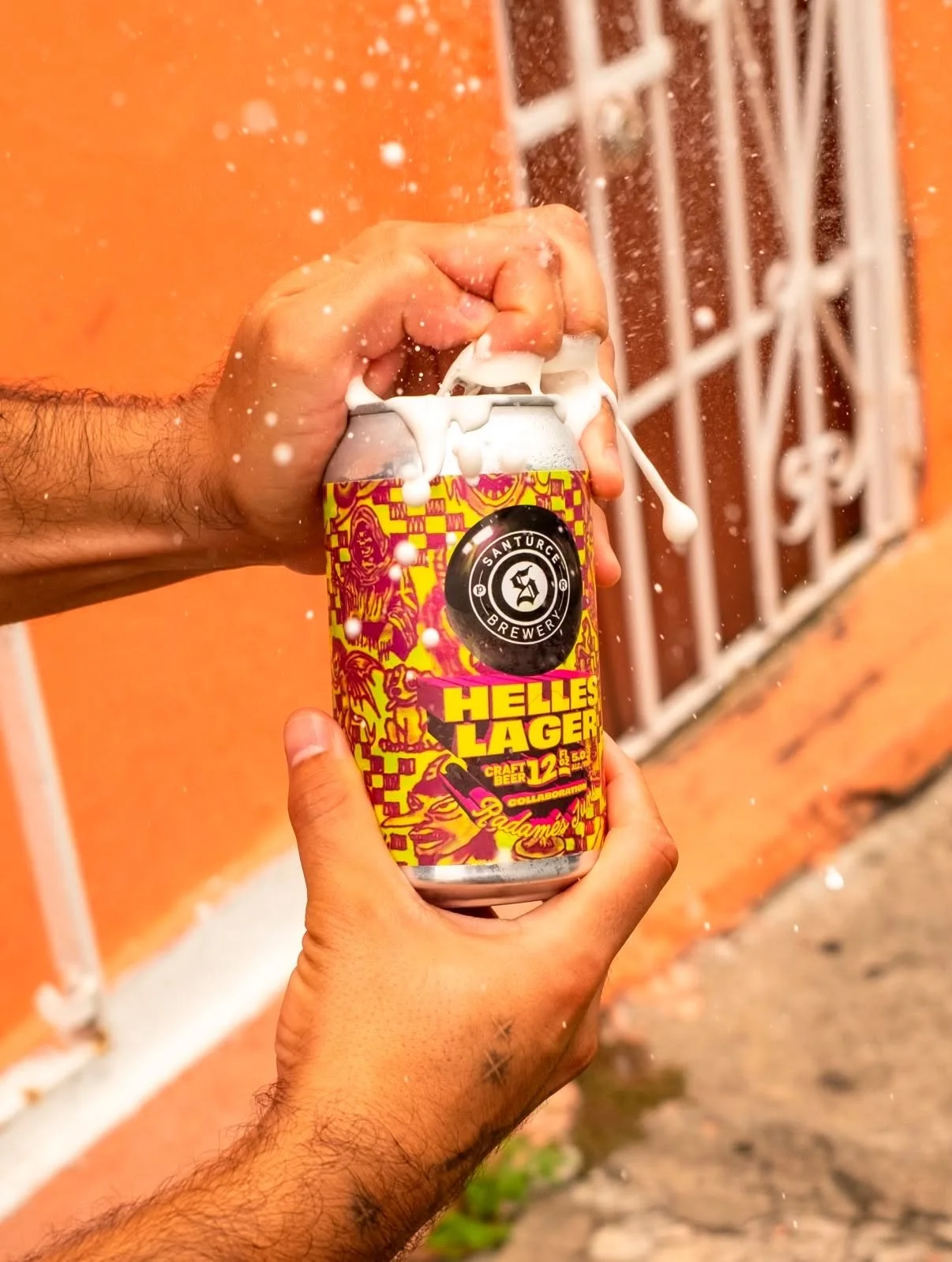 Santurce Brewery lanza su Helles Lager en colaboración con el artista Radamés "Juni" Figueroa