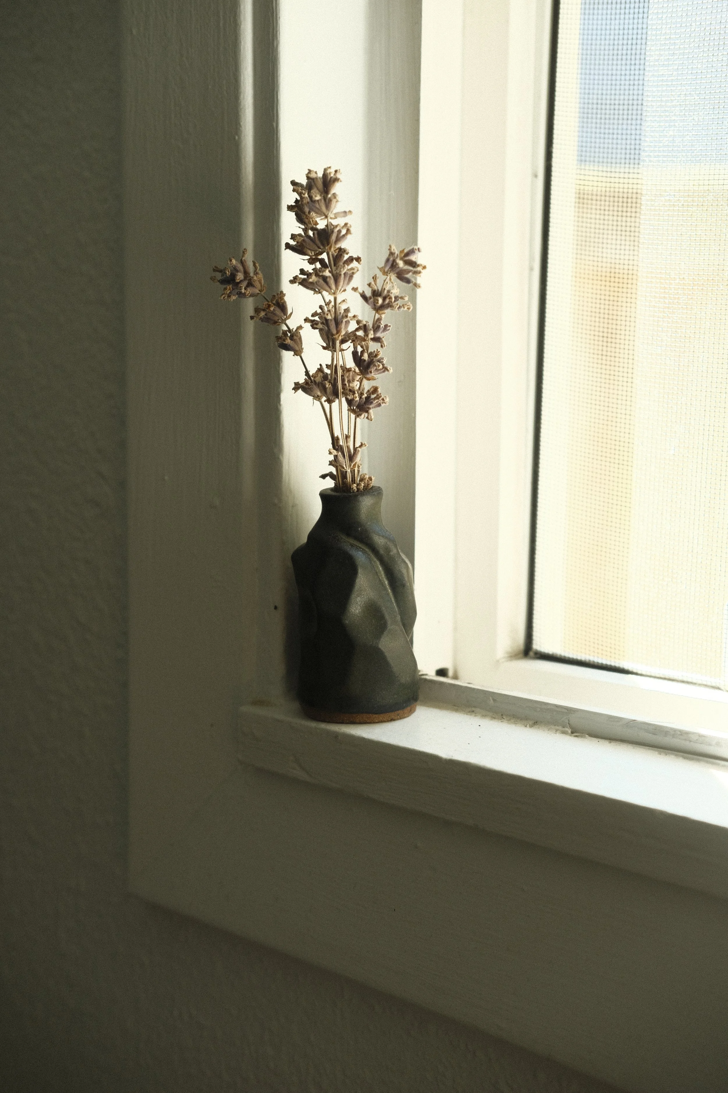 Tiny vase with angles