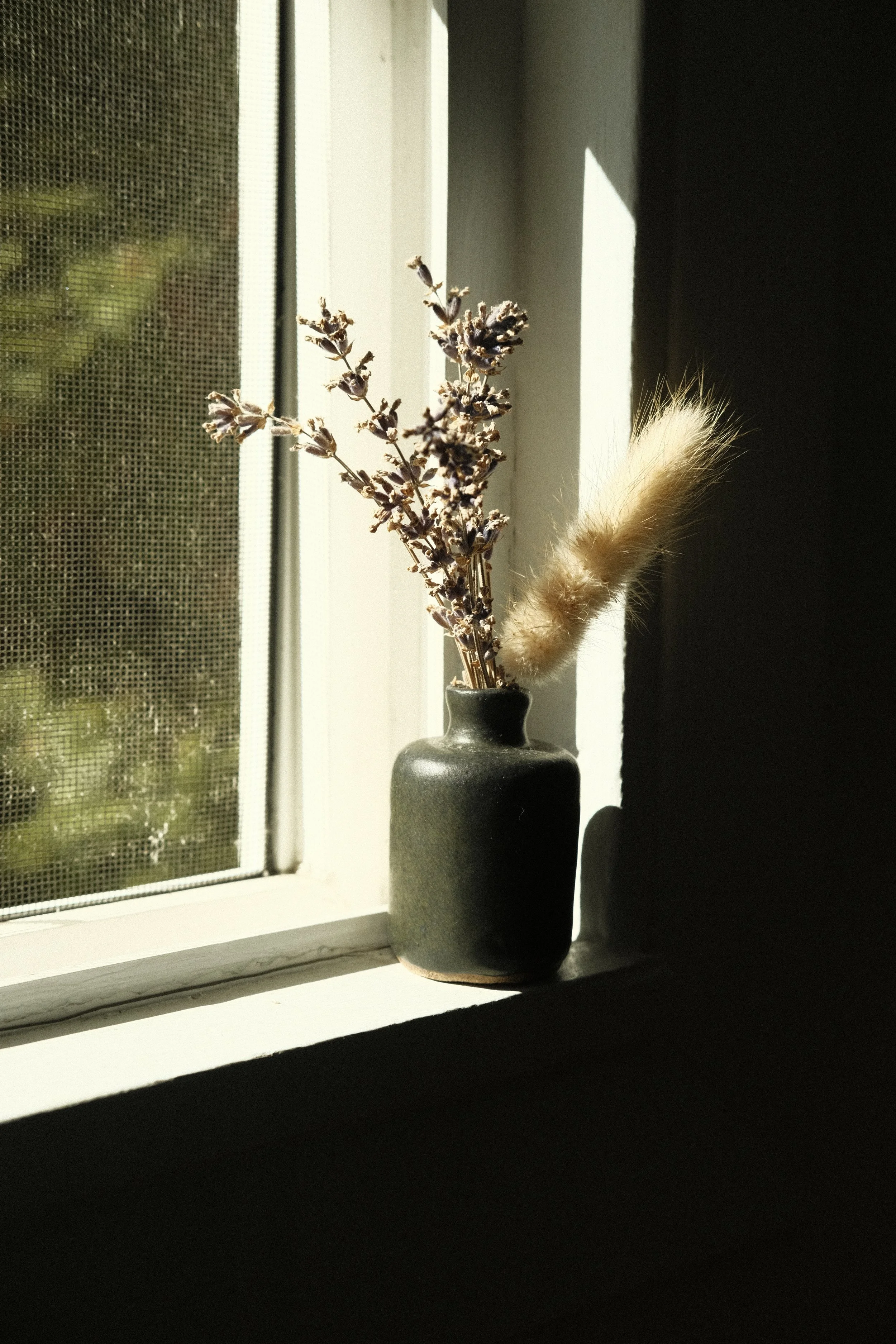 Tiny vase with roundness