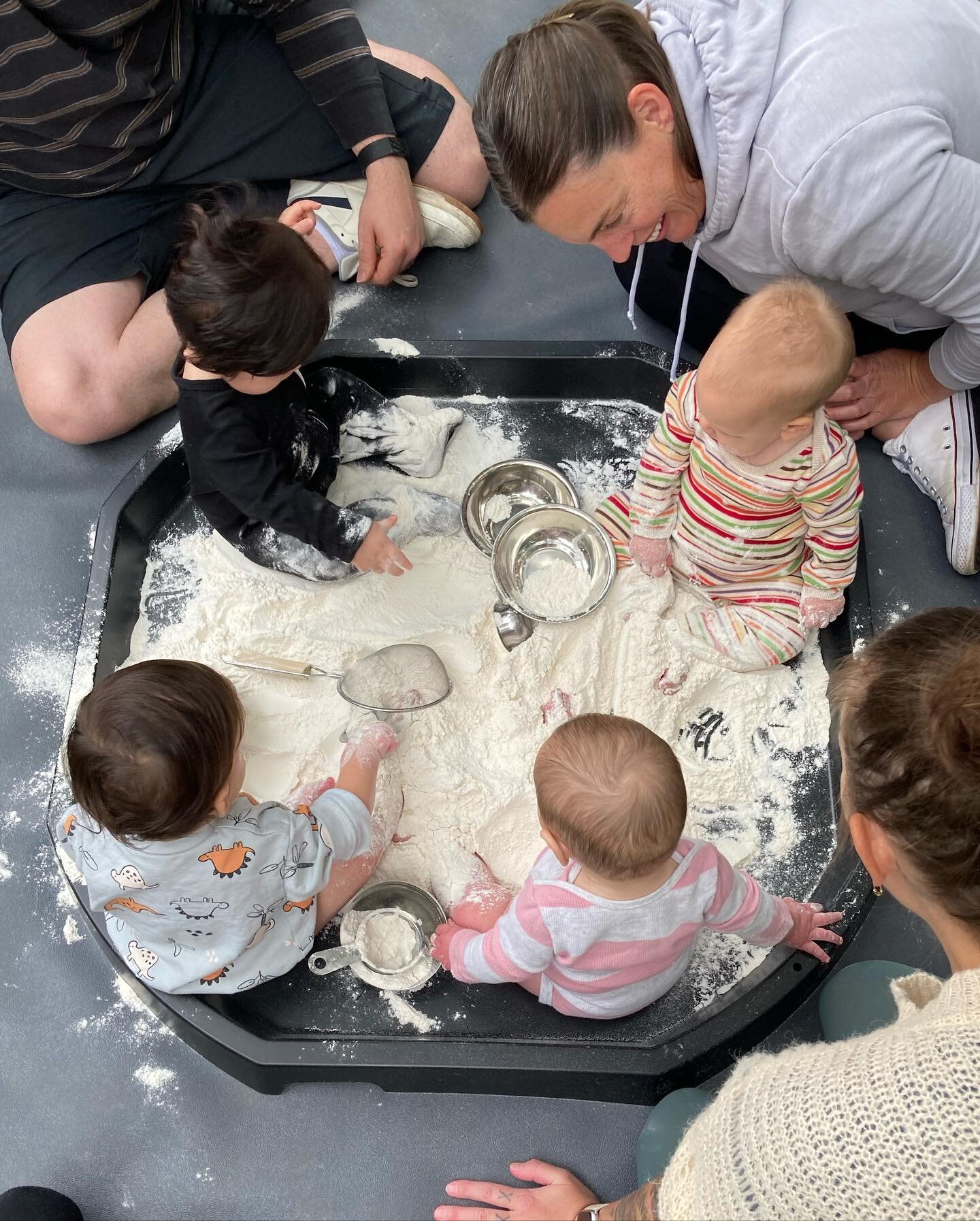 During our baby class this week there was lots of great explorations! The babies had a blast splashing around and spilling the liquid watercolor paint. They also used their whole bodies to feel the soft fluffy flour. 

 #parentandme #momandme #toddle