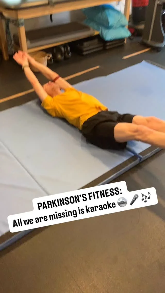 Total eclipse of the core 🎵🎤🎶
Thanks for the inspo @legacystrengthconditioning! 
#karaoke #parkinsonsfitness #pd #parkinsonsdisease #ifitdoesnotchallengeuitdoesnotchangeu #movementmedicine #core #totaleclipseoftheheart