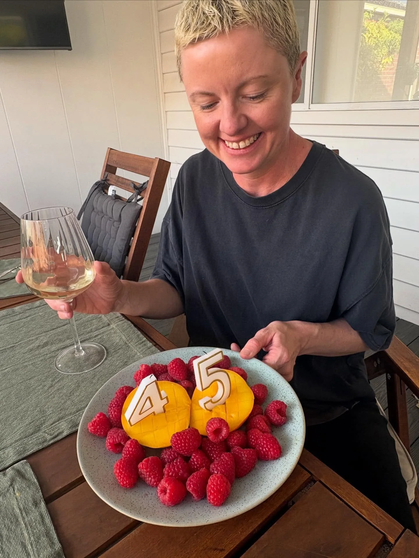 45: well and truly in middle age, and surprisingly feeling great about it 🥰
(Ageing is something I&rsquo;ve had some complex &amp; resistant thoughts about, until now). 

I&rsquo;m v happy &amp; grateful to be a menopausal queer dyke living in rural