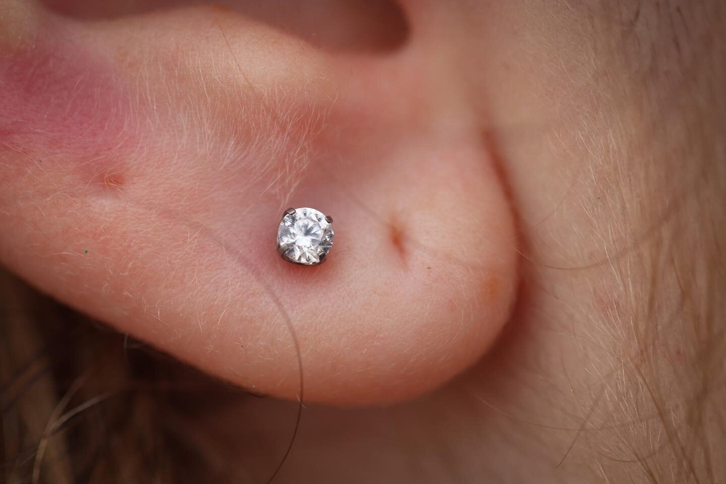 Fresh lobe from the other day with a prong set CZ from Neometal!

#lobepiercing #titanium #jewelry #neometal #lakepark #florida #westpalmbeach #miami #jupiter