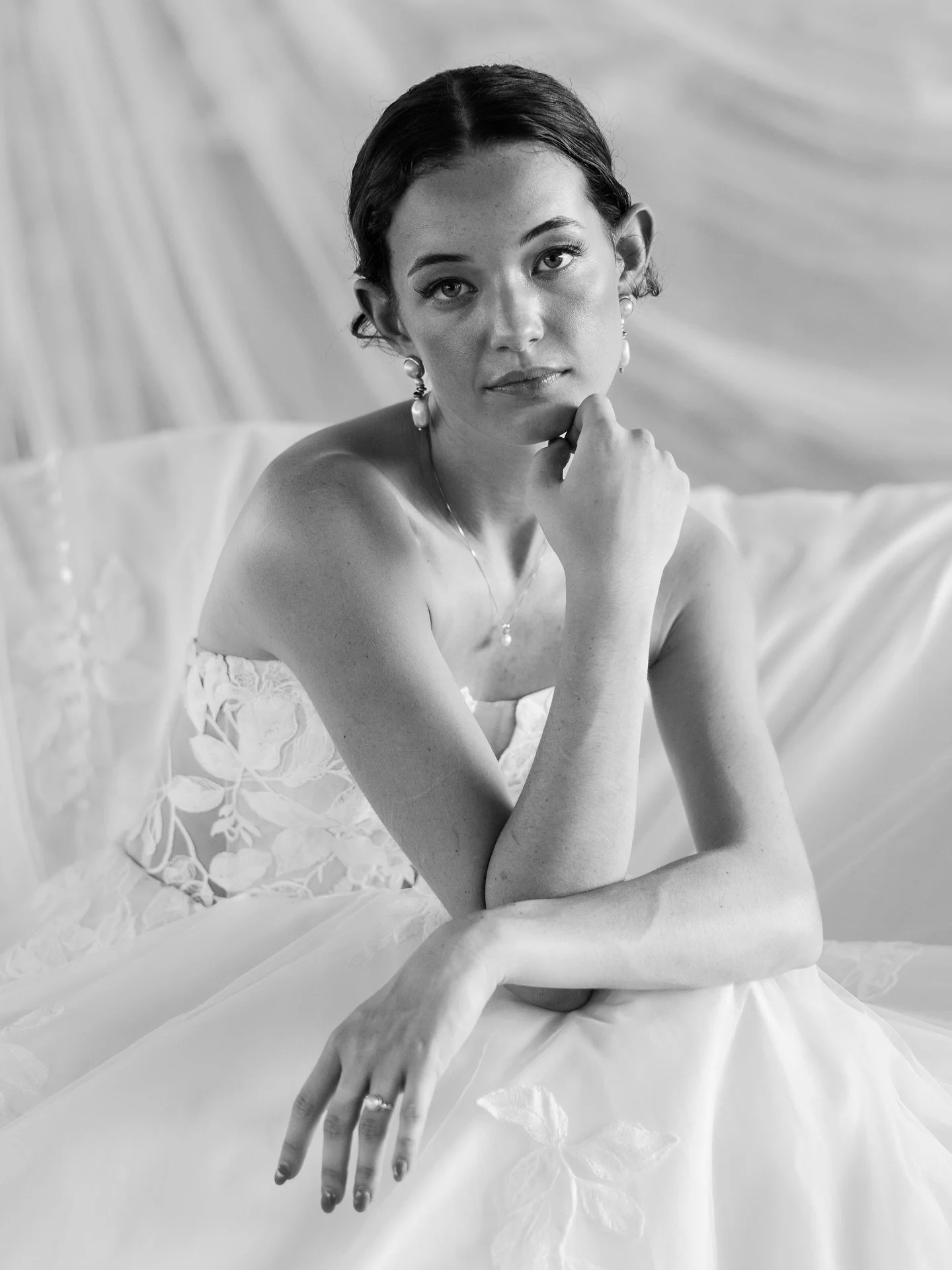 One of the most difficult things about being a photographer is choosing between b+w and color. Both evoke different emotions and can tell a different story. 

These bridal portraits were too good to not dabble with both ;)

Which are you feeling more