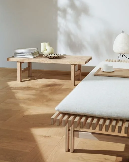 Ville Kokkosen Timberwise Oy:lle suunnittelema Twise-rimapenkki. 
📷 mikkoryhanen, Styling Susanna Vento