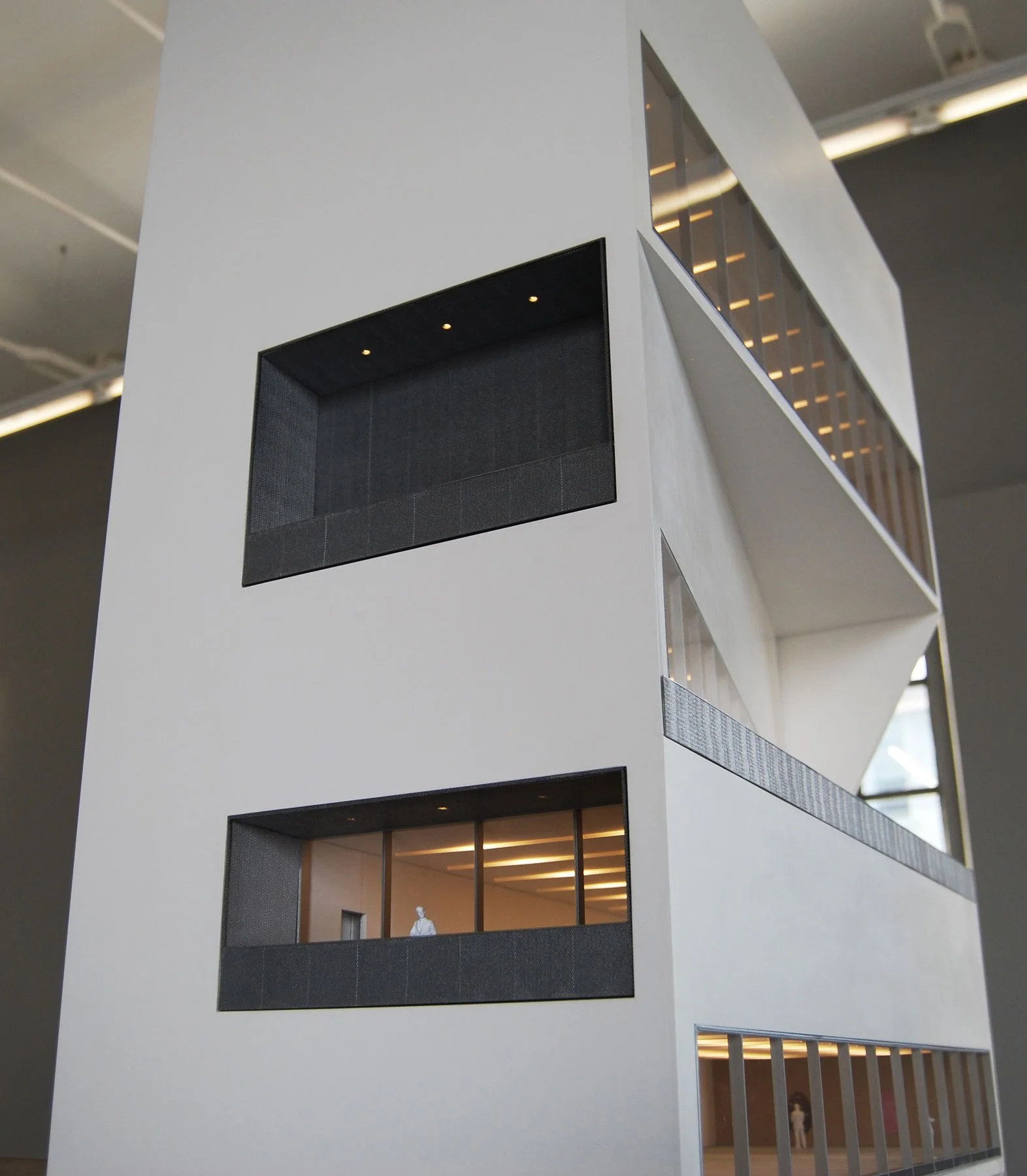 Modello di edificio moderno con grandi finestre e design minimalista, visibile internamente e esternamente