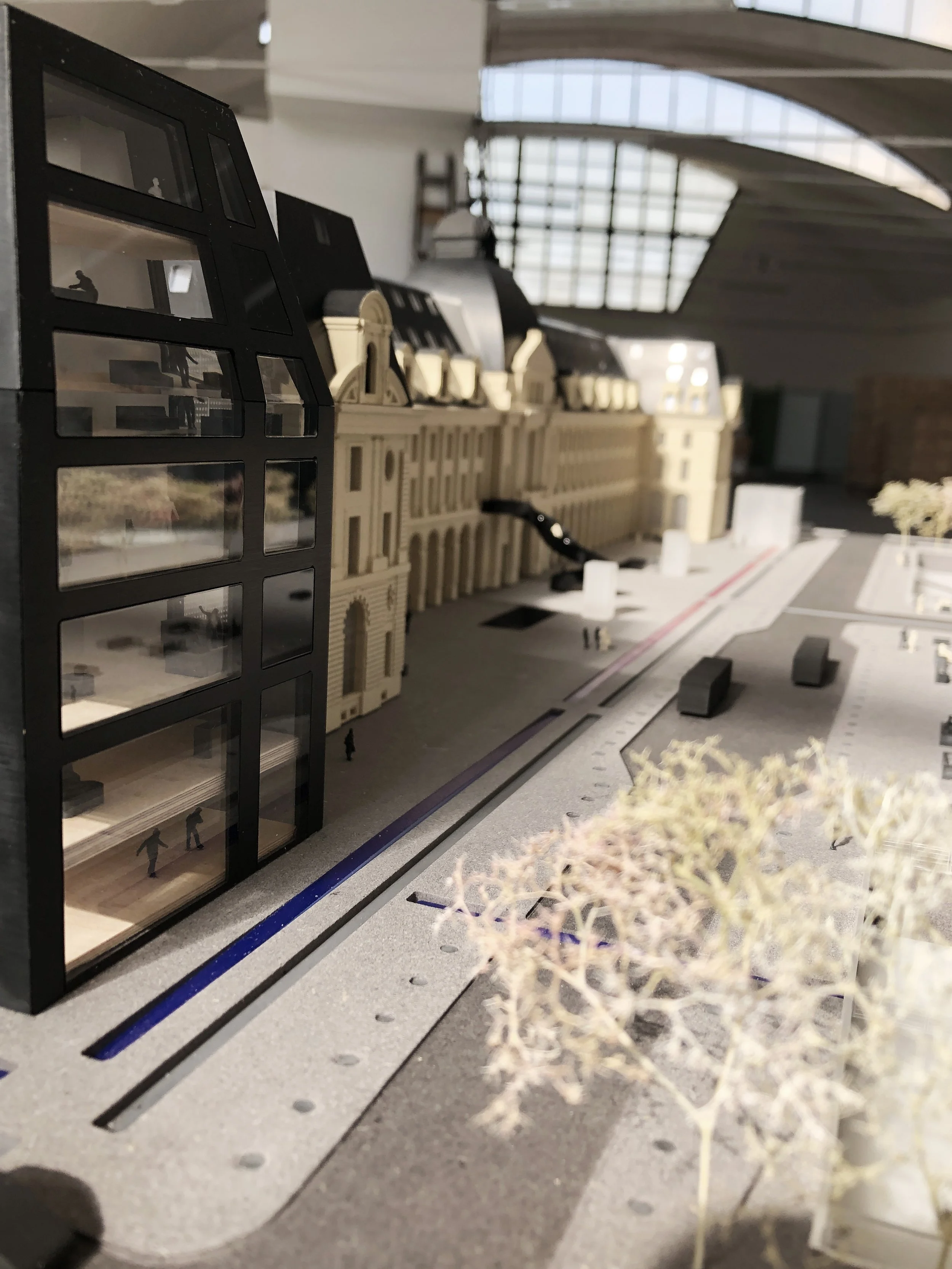 Un modello in scala di un edificio storico, probabilmente un palazzo o un complesso architettonico, mostrato in un'area espositiva o in una mostra con dettagli come piccole figure umane e un percorso di visita.