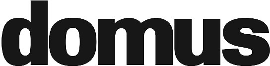 Logo con la parola 'domus' in caratteri neri su sfondo trasparente.