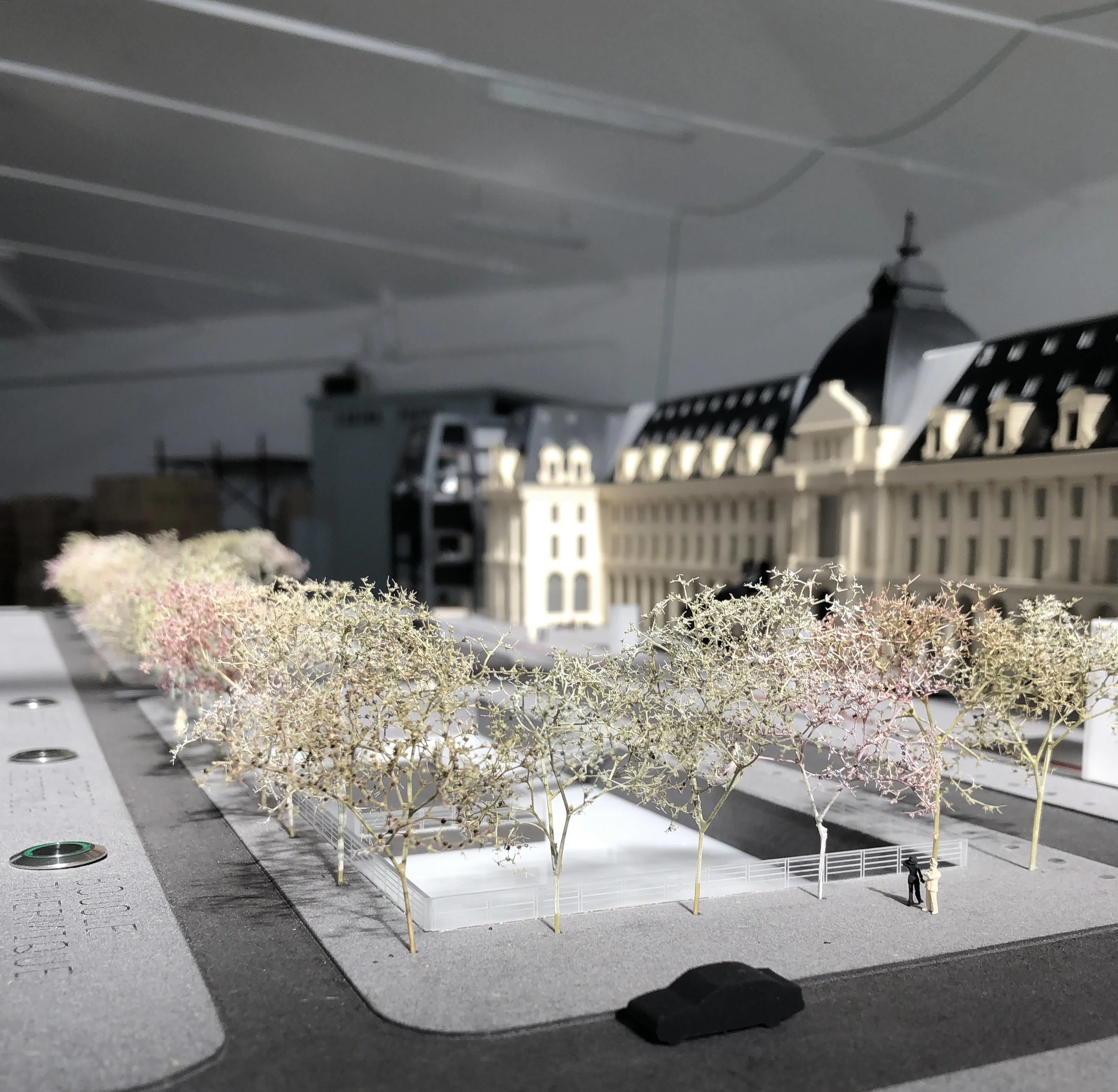 Modello in scala di una area urbana con edifici e alberi, che rappresenta un progetto di pianificazione o urbanistica.